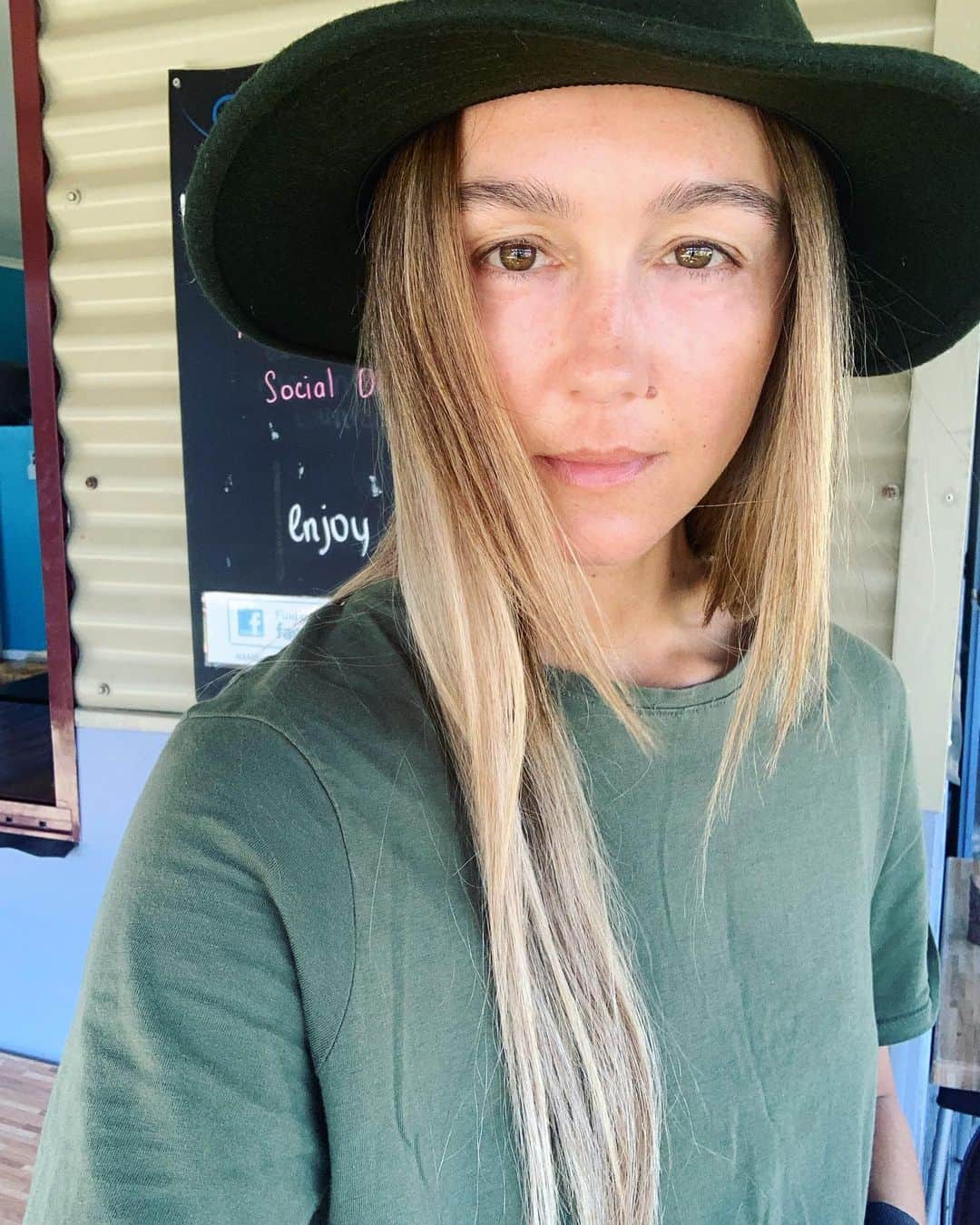 シャーニ・ヴィンソンのインスタグラム：「Country living 👩‍🌾   #farmlife #countryside #outbackaustralia #adventuretime #butfirstcoffee」