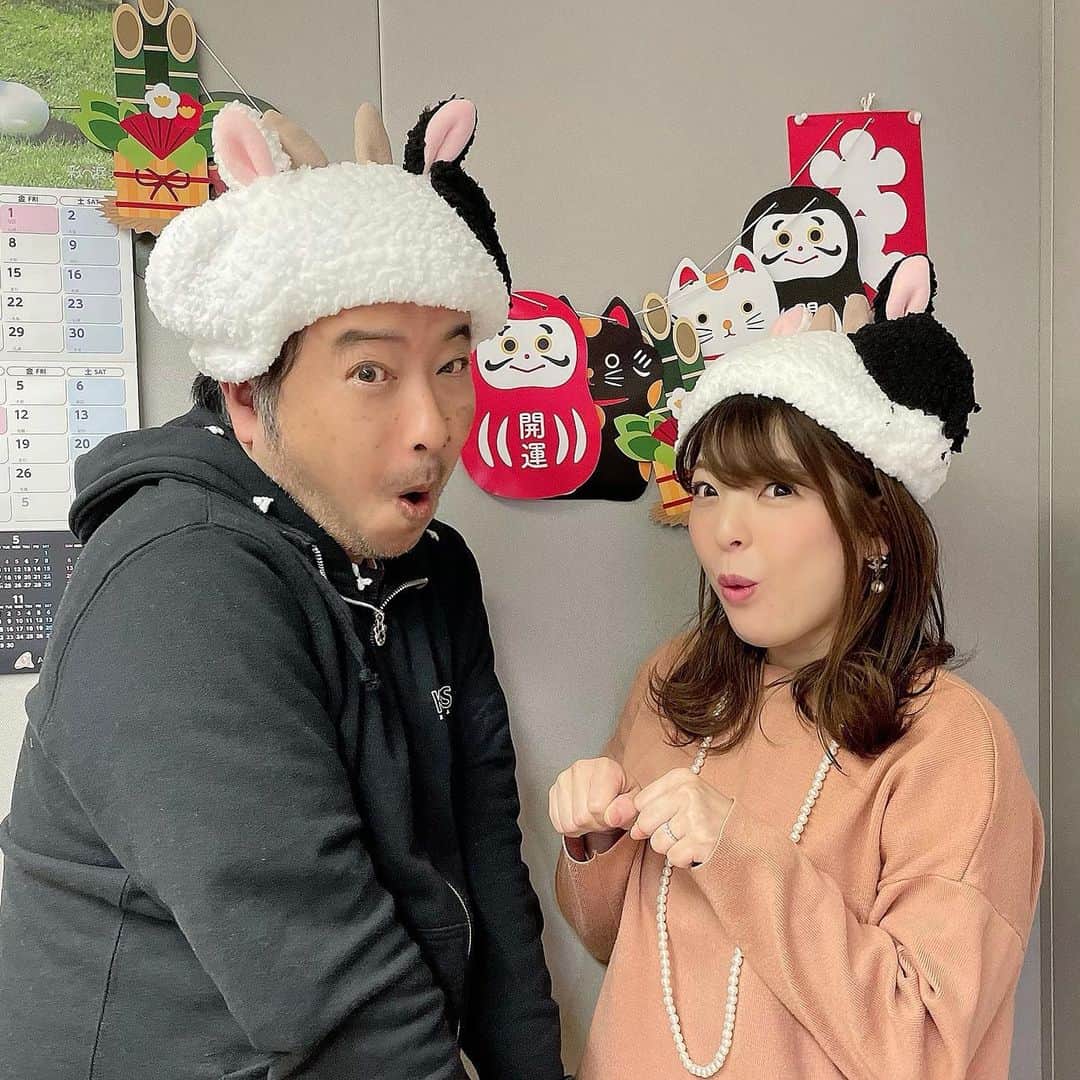 倉窪莉沙のインスタグラム：「* 2021年一発目の放送🐄🤍🖤 1週間あっという間...😳 今日のメッセージのテーマは 「大人やなぁ」です！！！  #マエオカテツヤの全開木曜日 #マエオカテツヤ さん #てっちゃん #wbs #和歌山放送 #和歌山 #radio #ラジオ #アナウンサー #フリーアナウンサー #ママ時々アナウンサー #ママウンサー #2021 #丑年」