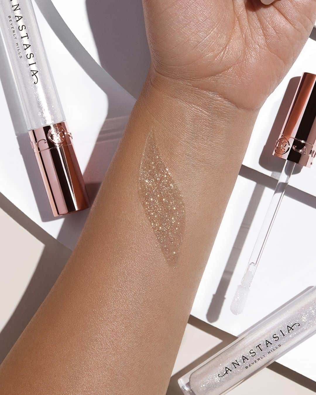 Anastasia Beverly Hillsさんのインスタグラム写真 - (Anastasia Beverly HillsInstagram)「Drop a 💎💎💎 below if you can't resist a sparkling swatch!⁣ ⁣ 💎💎 Our NEW Diamond Gloss in "Honey Diamond" hits the mark for everything we could want in a glam, glittering gloss. 💎💎⁣ ⁣ 💎 Diamond Gloss has a honey hue created by the reflective golden pearls in the formula - it is NOT silvery!⁣ ⁣ 💎 Diamond Gloss is smooth - NO glittery grit!⁣ ⁣ 💎 Diamond Gloss is NOT sticky - no top-knot needed!⁣ ⁣ 💎💎 Available now on anastasiabeverlyhills.com 💎💎⁣ ⁣ #anastasiabeverlyhills #ABHIcedOut」1月14日 10時14分 - anastasiabeverlyhills