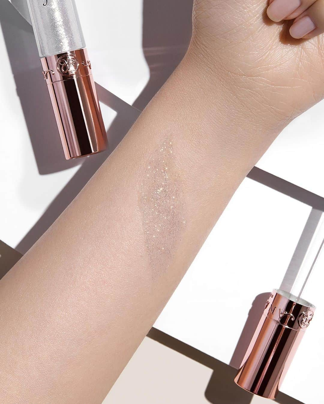 Anastasia Beverly Hillsさんのインスタグラム写真 - (Anastasia Beverly HillsInstagram)「Drop a 💎💎💎 below if you can't resist a sparkling swatch!⁣ ⁣ 💎💎 Our NEW Diamond Gloss in "Honey Diamond" hits the mark for everything we could want in a glam, glittering gloss. 💎💎⁣ ⁣ 💎 Diamond Gloss has a honey hue created by the reflective golden pearls in the formula - it is NOT silvery!⁣ ⁣ 💎 Diamond Gloss is smooth - NO glittery grit!⁣ ⁣ 💎 Diamond Gloss is NOT sticky - no top-knot needed!⁣ ⁣ 💎💎 Available now on anastasiabeverlyhills.com 💎💎⁣ ⁣ #anastasiabeverlyhills #ABHIcedOut」1月14日 10時14分 - anastasiabeverlyhills