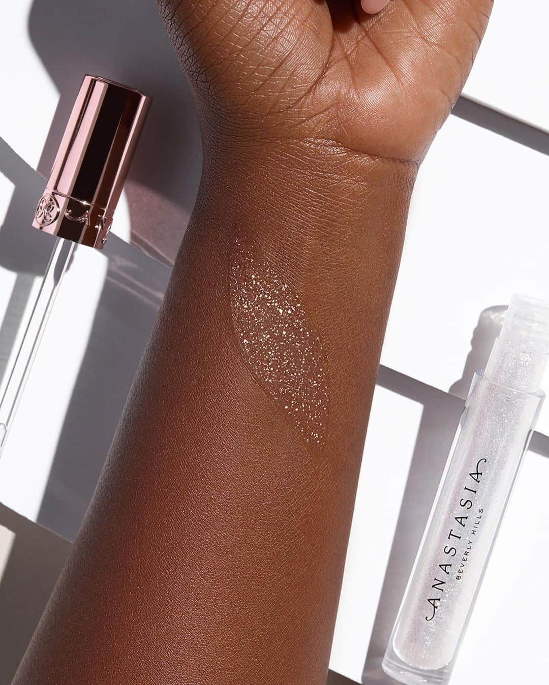 Anastasia Beverly Hillsさんのインスタグラム写真 - (Anastasia Beverly HillsInstagram)「Drop a 💎💎💎 below if you can't resist a sparkling swatch!⁣ ⁣ 💎💎 Our NEW Diamond Gloss in "Honey Diamond" hits the mark for everything we could want in a glam, glittering gloss. 💎💎⁣ ⁣ 💎 Diamond Gloss has a honey hue created by the reflective golden pearls in the formula - it is NOT silvery!⁣ ⁣ 💎 Diamond Gloss is smooth - NO glittery grit!⁣ ⁣ 💎 Diamond Gloss is NOT sticky - no top-knot needed!⁣ ⁣ 💎💎 Available now on anastasiabeverlyhills.com 💎💎⁣ ⁣ #anastasiabeverlyhills #ABHIcedOut」1月14日 10時14分 - anastasiabeverlyhills