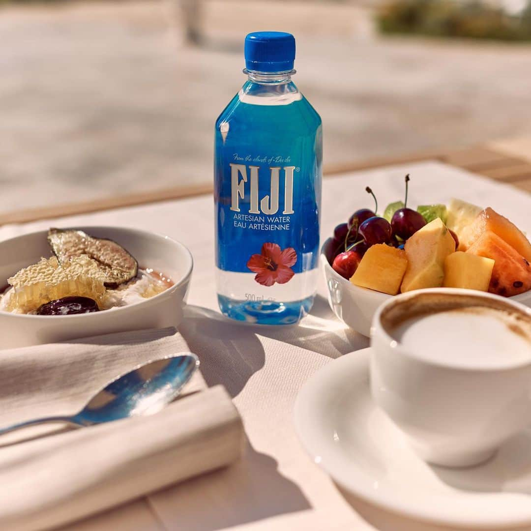 FIJIWaterJapanさんのインスタグラム写真 - (FIJIWaterJapanInstagram)「朝ごはんには常温の水がマスト❣️✨  #フィジーウォーター #fijiwater  #朝ごはん #水分補給  #ミネラルウォーター #lifewithfijiwater」1月14日 10時11分 - icelandicglacialjp