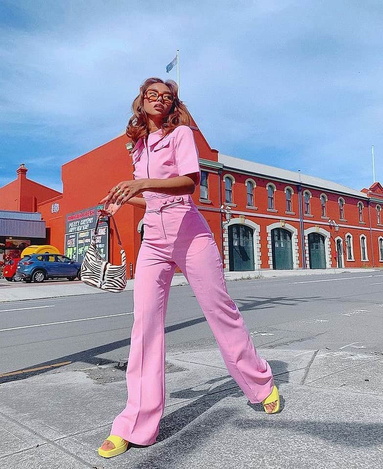 アリスマッコールのインスタグラム：「Alice girl @rachelteetyler strolls in the Little Journey Jumpsuit 🌼 #aliceMcCALL」