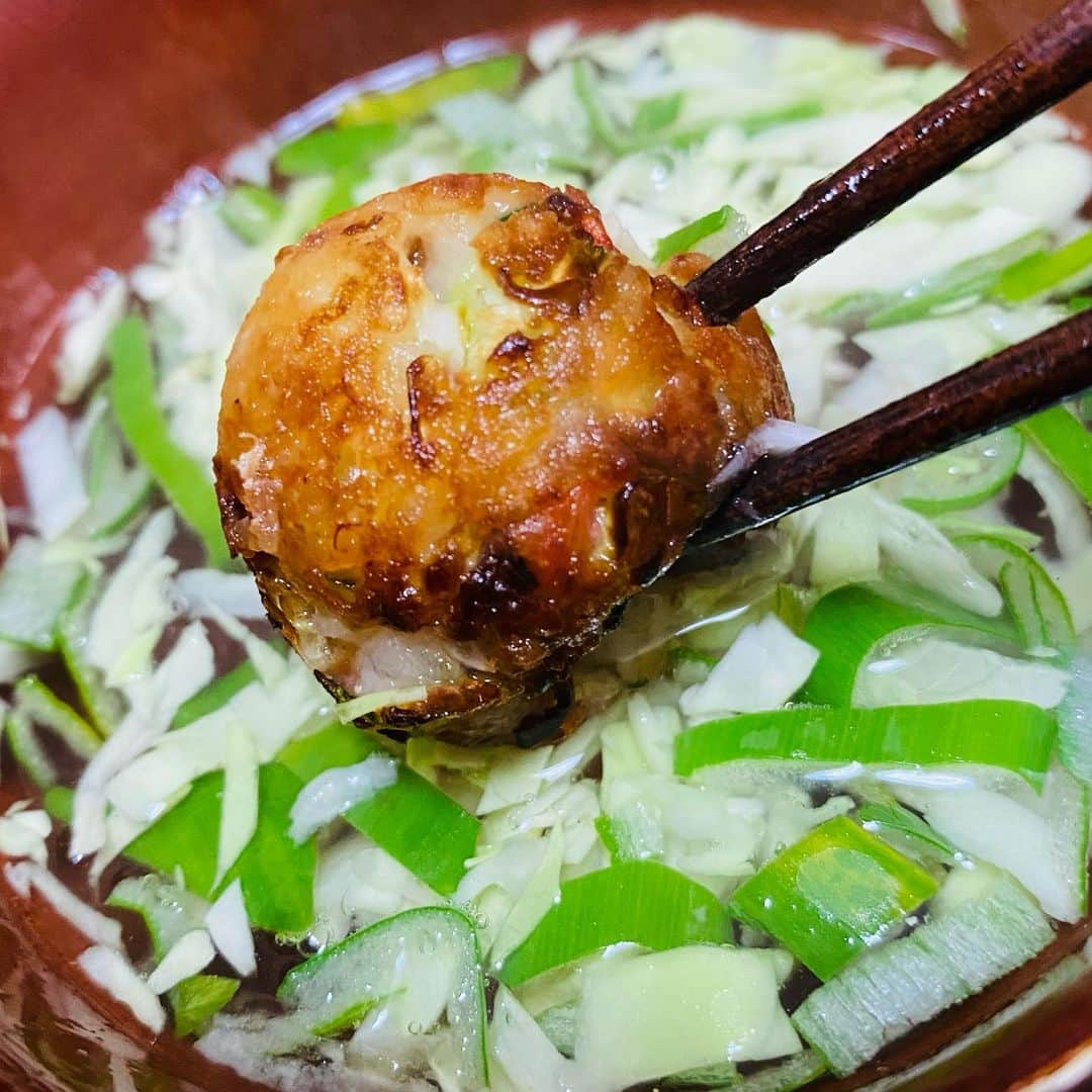 川崎麻世さんのインスタグラム写真 - (川崎麻世Instagram)「麻世のお家ご飯🏠  たこ焼き🐙  10個だけ焼いて、いろんな食べ方を楽しんだよ。塩は三種類🧂 おたふくソースと静岡おでんの粉。だし汁につけて食べたり👌 粉は卵不要で水を入れるだけでOK🙆‍♂️『としのぶさん家の粉』 今回はタコがなくてスルメで作ったけど、ダシが出て美味いんだよ。この後に業務用のスーパーでたこ焼き屋さん用のタコを1キロ購入したよ😅 いったい何個分焼けるんだろうね❓ タコパ🐙タコパ🐙タコパ🐙❣️  #ステイホーム中にたこ焼き #たこ焼き好き #たこ焼き屋用 #業務用たこ #たこ焼き塩 #業務用スーパーで購入  #mのソース #mの落書き #川﨑麻世 #川崎麻世 #takoyaki  #food #손 요리」1月14日 10時17分 - mayokawasaki