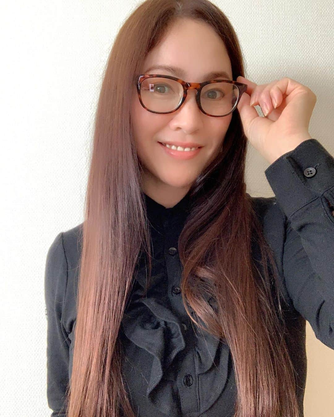 田中悦子さんのインスタグラム写真 - (田中悦子Instagram)「眼鏡女子バージョン👓  おはようございます。 今日も暖かい朝ですね。  1日笑顔で行きましょうね😆⠀ ⠀  #眼鏡女子 #昨日pic #今日も暖かい #ファイティン」1月14日 10時18分 - etsuko.reborn25