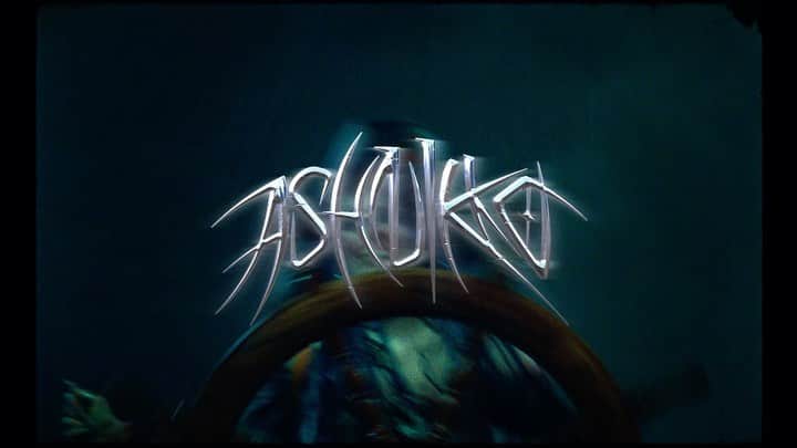 のインスタグラム：「【Ashnikko】 ロンドン発ポップのアンチテーゼ、アシュニコが新曲「Deal With It Feat. Kelis」をリリース💙  海賊☠️がテーマのMVではアシュニコが触手を纏ったモンスターに変身😆⁉️  待望のmixtape『デミデビル』は急遽1月15日リリース😍‼️ #ashnikko #アシュニコ」