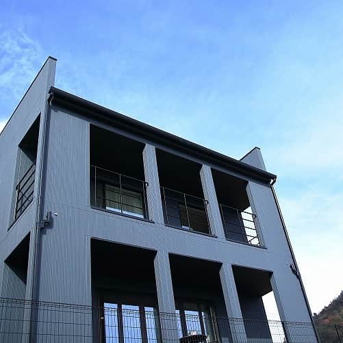 西本ハウスのインスタグラム：「🎈 グッドデザイン賞を受賞したデザイン住宅、ZERO-CUBEに大開口窓＋ウッドデッキをプラスしたZERO-CUBE＋BALCONYが安佐南区山本新町（春日野）に誕生。 ZERO-CUBEの魅力をそのままにゆとりある空間を創出しました。NEWモデルハウスをご体感ください。  安佐南区山本新町（春日野） ZERO-CUBE＋BALCONY  詳しくはこちら▼ @nishimoto_house ⇧プロフィールのURLよりご覧いただけます👀 . . #西本ハウス #広島県 #工務店 #ZEROCUBE #ゼロキューブ #グッドデザイン賞 #1000万円からはじめる家づくり #デザイン住宅  #デザイナーズ住宅 #新築一戸建て #マイホーム #新築マイホーム #注文住宅 #規格住宅 #家づくり #暮らしを楽しむ #見学会 #広島のイベント」