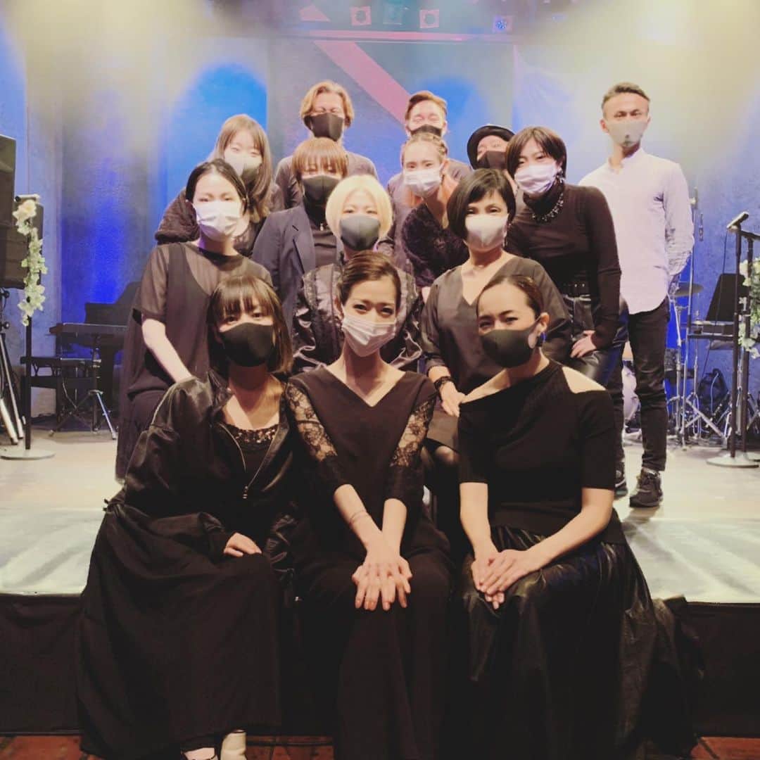 沢口千恵のインスタグラム：「アートにエールを！公演 『いつかの空と、永遠』 本日より公開となりました。  ぜひ、ご覧ください 無料なので❤️  リンクはプロフィールにも貼りますので クリックしてみてください😌  https://youtu.be/IAoUv6Tq_JY  .....….…  アートにエールを！公演  ＜朗読と歌とダンスで綴るショーエンタテイメント＞  いつかの空と、永遠　  ＊＊ オリジナルの曲からポピューらソングまで多彩な曲をミュージカル女優から若手ダンサーまで、生きる場所もキャリアも違うメンバーが同じ瞬間を生きる、いつかの誰かを今を私を演じるLiveショーとなりました。  コロナウィルス感染拡大の状況下で中止となりました2020年の4月の公演を「アートにエールを！」の規定に則り短縮し、演奏予定曲を組み合わせながらコンセプトを変更し、華やかなエンターテイメントショーから、全体にアンダーグラウンドの妖しい静謐さを組込み、尚且つダイジェスト版にして制作しました。  無観客公演となりましたが、生歌、生演奏から今を生きている演者たちの、その温度、躍動をお届けできればと思います 　　　　　　　　　　　　　　　　　　　　　　　　　　　　　　　　　＊＊ 　　　　　　　　　　　　　　　　　　　　　　　　　　　　　　　　　　  ＜出演＞ 尹嬉淑　Yuko  石田佳名子 貴千碧　伶美うらら 古澤美樹　渡邉翠 野島紗綾　外岡優彩  沢口千恵  ＜バンド＞ Ba 藤谷一郎　g 渡辺具義　pf 古垣未来　per 佐藤由  ＜映像＞ VJ 青野祐介　撮影・編集　佐々木真吾  ＜字幕＞ Rie Inoue  ＜企画・脚本・構成・演出＞ 沢口千恵」