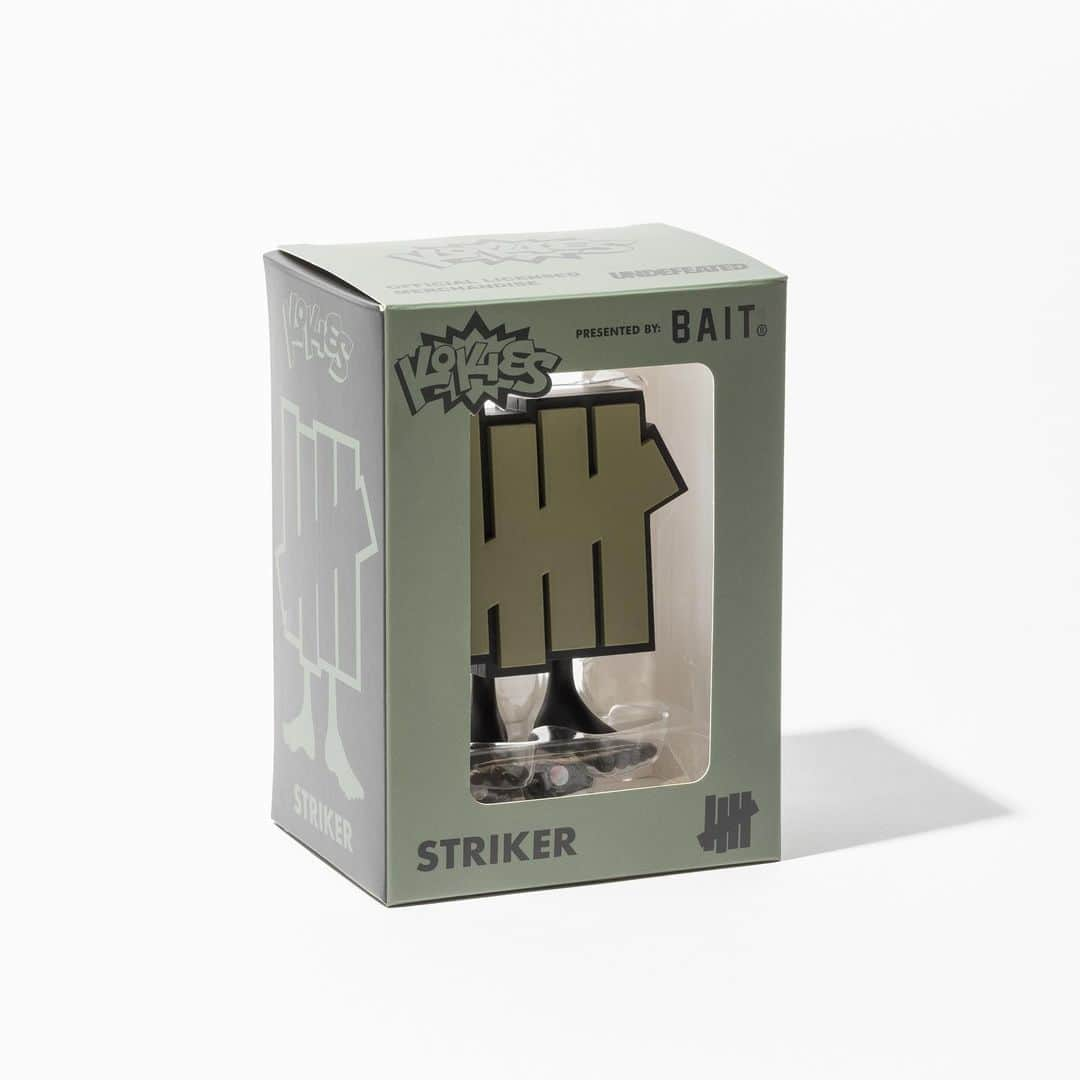 UNDFTDさんのインスタグラム写真 - (UNDFTDInstagram)「UNDEFEATED x KOKIES  “STRIKER”  Introducing the UNDEFEATED x KOKIES “STRIKER” vinyl figure.   Each olive “Striker” comes in a special double window box and two sets of interchangeable legs. The UNDEFEATED x KOKIES “STRIKER” will be available for purchase on Friday, January 15th at 8AM PST on UNDEFEATED.com and 11AM PST at all UNDEFEATED US Chapter Stores.  (Undefeated Air Max 97 KOKIES footwear, not included with purchase)」1月14日 10時27分 - undefeatedinc