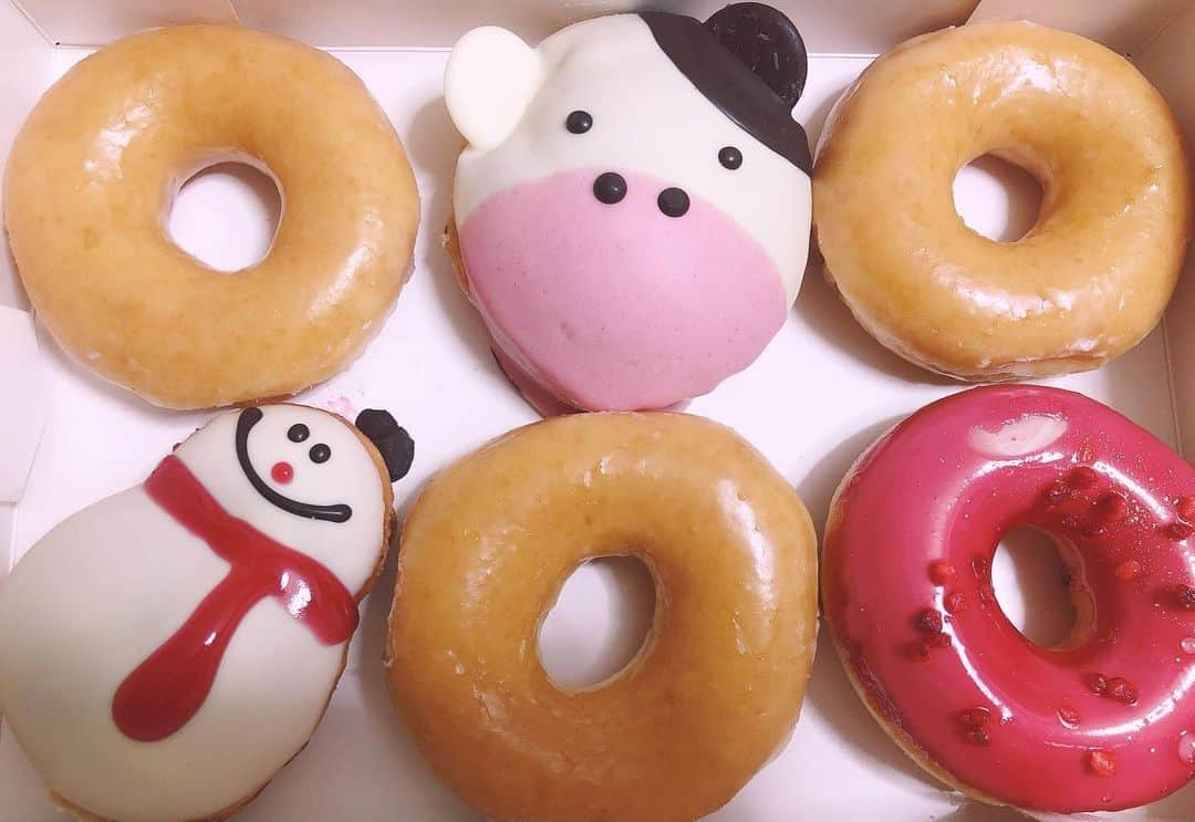 佐々木晴花さんのインスタグラム写真 - (佐々木晴花Instagram)「クリスピークリームドーナツ🍩 可愛い美味しい😋💛🐮 ＊ ＊ ＊ 💎心変わりの相手は私にしてみない？💎 ＊ YouTube・インスタ・Twitter・TikTok・SHOWROOMは佐々木晴花で検索🔍 フォロー、#チャンネル登録お願いします 🌷 ＊ ＊ ◾️お問い合わせ／お仕事のご依頼 セントラル株式会社 ⇨ work@centralltd.co.jp ＊ ＊ #ラーメン屋  #受付嬢  #RIZINガール2020 #女優 #ダンス講師 #グラビア#グラドル  #ビール女子 #釣りガール  #グルメ女子 #ラーメン女子#ラーメン部 #ラーメン好きな人と繋がりたい  #東京グルメ#グルメスタグラム #グルメ好きな人と繋がりたい  #グルメ部#グルメ巡り #肉スタグラム#インスタグルメアワード2020 #インスタフード#インスタ映えスイーツ #スイーツ巡り#スイーツ部 #スイーツ好きな人と繋がりたい #japanesegirl #instagood  #クリスピークリームドーナツ」1月14日 10時40分 - haru2n.run