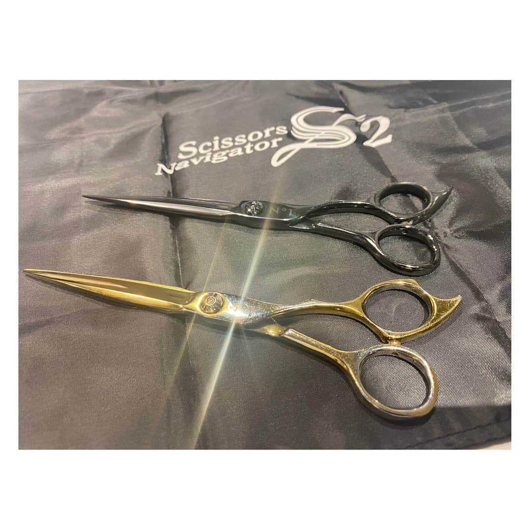 朝日光輝さんのインスタグラム写真 - (朝日光輝Instagram)「ハサミが研ぎから帰ってきた✨✂️  👆を切らないよーに気をつけよ！！ * * * * * * * * * #美容師#ハサミ#シザー#研ぎたて#切れ味抜群 #黒刀シザー#ゴールドシザー」1月14日 10時33分 - mitsuteru_asahi