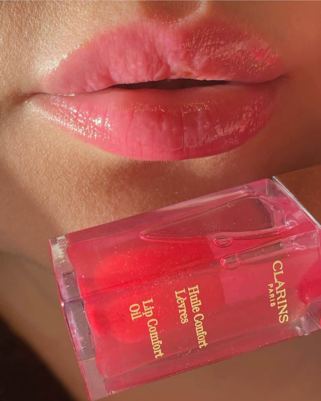 CLARINSさんのインスタグラム写真 - (CLARINSInstagram)「💖 Who else is here for Lip Comfort Oil in Candy?! Comment below! 💖  Pic: @makeup__lady_m   #lipoil  #makeup  #clarinsmakeup  #candy」1月14日 10時34分 - clarinsusa