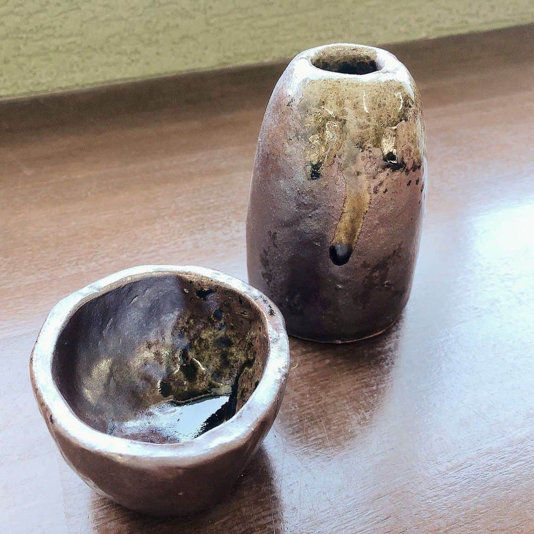 丹波焼の郷（公式）さんのインスタグラム写真 - (丹波焼の郷（公式）Instagram)「﻿ ﻿ ﻿  おはようございます☀ 陶の郷 陶芸教室です🌷﻿ ﻿ 本日、ご紹介するのは﻿ まるまつ窯さんが 焼成担当されました﻿ お客様の作品です 𖧷 𖧷﻿ ﻿ ﻿丹波焼ならではの釉薬で 渋かっこよく仕上がっております✨  お客様が制作されたお肉のお皿や 可愛らしいアンパンマンも 素敵に焼き上がってます=(^.^)=  ﻿ ﻿ ﻿ ﻿ ﻿  #陶の郷  #陶芸教室 #陶芸体験 #丹波焼 #立杭焼 #陶芸 #作品 #窯元 #焼成 #釉薬 #土 #丹波陶土 #手ろくろ #手びねり #ひもづくり #たまづくり #絵付け体験　#うつわ #器 #陶器 #器好き #遊び #手作り体験 #手作り #作品出来上がり #2ヶ月後 #丹波篠山市 #まるまつ窯」1月14日 10時37分 - tanbayaki_official