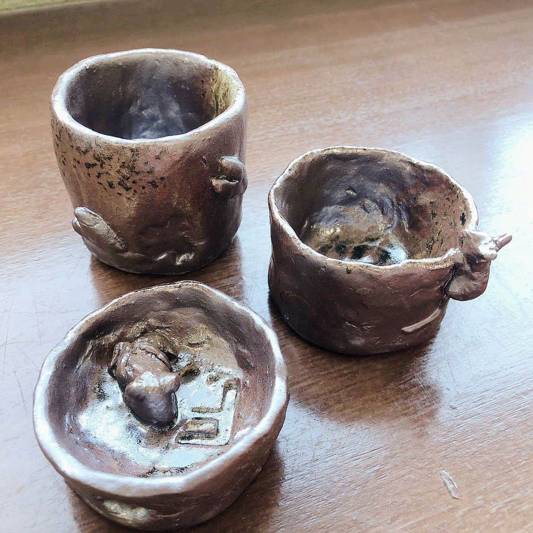 丹波焼の郷（公式）さんのインスタグラム写真 - (丹波焼の郷（公式）Instagram)「﻿ ﻿ ﻿  おはようございます☀ 陶の郷 陶芸教室です🌷﻿ ﻿ 本日、ご紹介するのは﻿ まるまつ窯さんが 焼成担当されました﻿ お客様の作品です 𖧷 𖧷﻿ ﻿ ﻿丹波焼ならではの釉薬で 渋かっこよく仕上がっております✨  お客様が制作されたお肉のお皿や 可愛らしいアンパンマンも 素敵に焼き上がってます=(^.^)=  ﻿ ﻿ ﻿ ﻿ ﻿  #陶の郷  #陶芸教室 #陶芸体験 #丹波焼 #立杭焼 #陶芸 #作品 #窯元 #焼成 #釉薬 #土 #丹波陶土 #手ろくろ #手びねり #ひもづくり #たまづくり #絵付け体験　#うつわ #器 #陶器 #器好き #遊び #手作り体験 #手作り #作品出来上がり #2ヶ月後 #丹波篠山市 #まるまつ窯」1月14日 10時37分 - tanbayaki_official