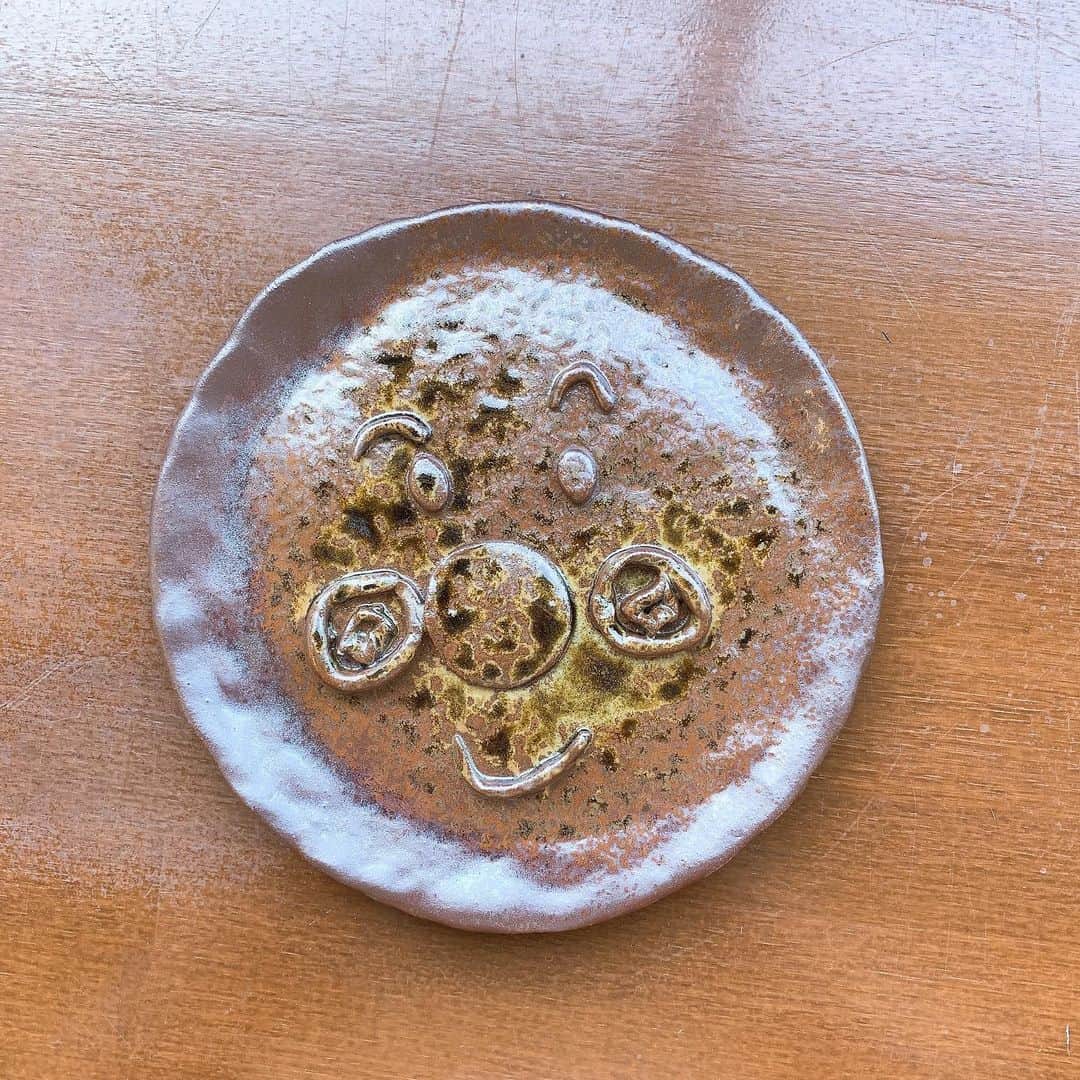 丹波焼の郷（公式）さんのインスタグラム写真 - (丹波焼の郷（公式）Instagram)「﻿ ﻿ ﻿  おはようございます☀ 陶の郷 陶芸教室です🌷﻿ ﻿ 本日、ご紹介するのは﻿ まるまつ窯さんが 焼成担当されました﻿ お客様の作品です 𖧷 𖧷﻿ ﻿ ﻿丹波焼ならではの釉薬で 渋かっこよく仕上がっております✨  お客様が制作されたお肉のお皿や 可愛らしいアンパンマンも 素敵に焼き上がってます=(^.^)=  ﻿ ﻿ ﻿ ﻿ ﻿  #陶の郷  #陶芸教室 #陶芸体験 #丹波焼 #立杭焼 #陶芸 #作品 #窯元 #焼成 #釉薬 #土 #丹波陶土 #手ろくろ #手びねり #ひもづくり #たまづくり #絵付け体験　#うつわ #器 #陶器 #器好き #遊び #手作り体験 #手作り #作品出来上がり #2ヶ月後 #丹波篠山市 #まるまつ窯」1月14日 10時37分 - tanbayaki_official