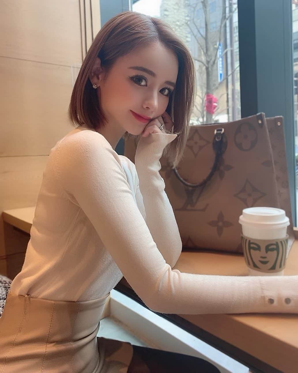 姫奈のインスタグラム：「. . 旦那氏とスタバモーニング☕️ このゆっくりできる時間が大好き😌 今日は全身ZARAだよん👗♡ . . #zara #zaracode #mamacode #fashion」