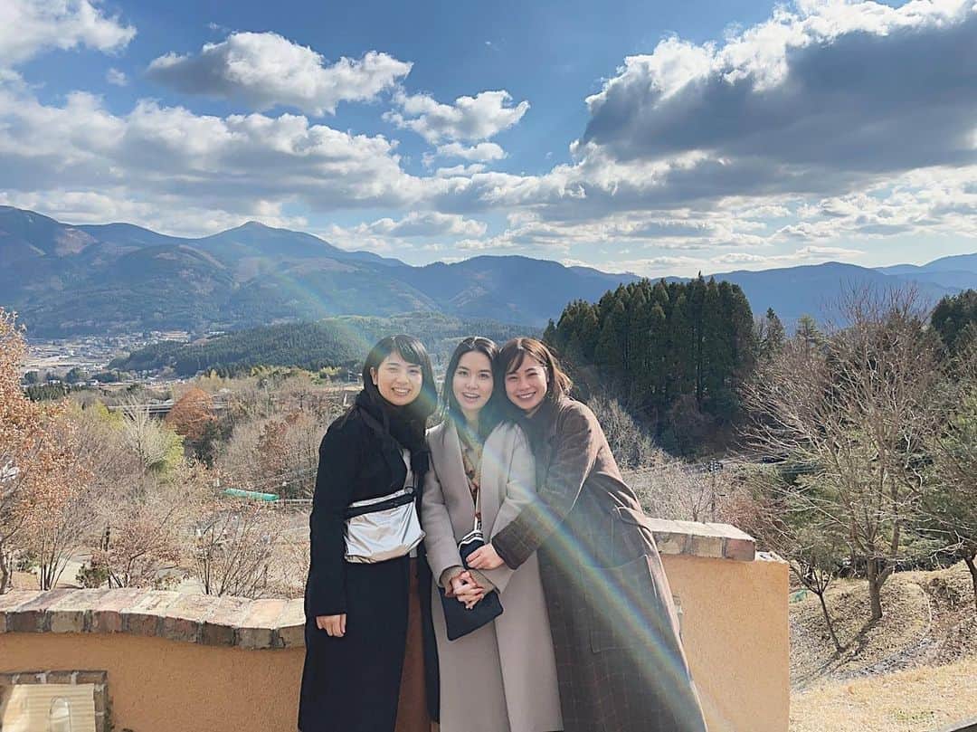 伊藤沙織のインスタグラム：「去年、九州旅行したときの写真✈️2人はオーストラリアで出会った大好きで大切な友達😘写真に虹がかってるね🌈 . #kyushutrip」