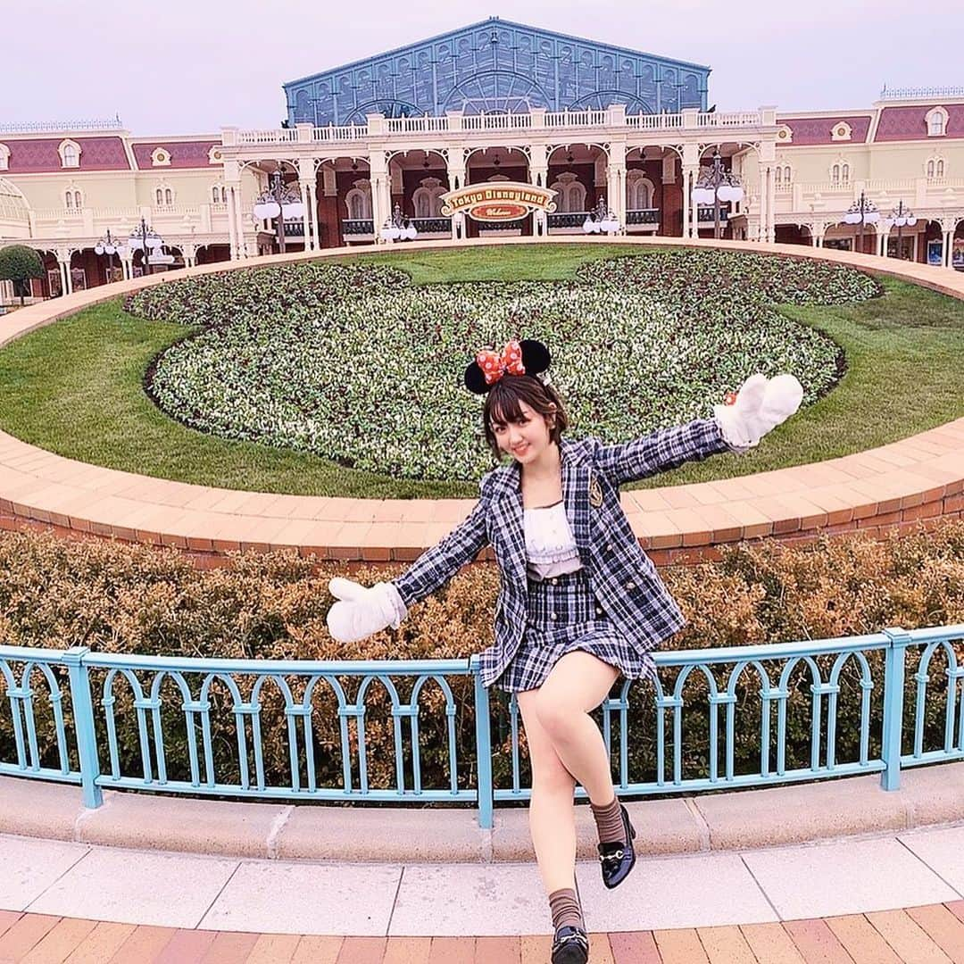 東美希さんのインスタグラム写真 - (東美希Instagram)「disney❤️❤️ やっといけた🌹🌹 このセットアップすごい安くて 可愛いからお気に入り〜 . . . #disney #disneyland #美女と野獣 #セットアップコーデ #ディズニーコーデ #ショートヘア #rodeocrowns」1月14日 10時52分 - amisar11