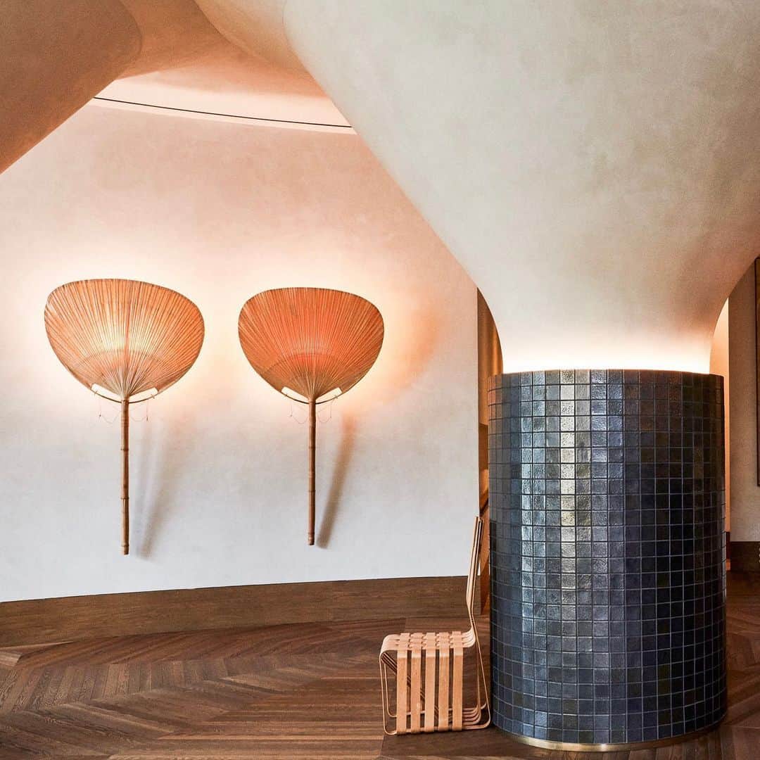 ケリーウェアスラーのインスタグラム：「INCANDESCENT. The moody, maritime reception space at @santamonicaproper was inspired by one of my design icons, the late Ingo Maurer. A pair of 1970s Uchiwa bamboo sconces by Ingo encase the entrance’s wall with a glowing light. Inspired by traditional fans made in Japan, his wall lights are extremely delicate, made of bamboo and lacquered rice paper. It’s so special to be able to create spaces with pieces from my design heroes…XK」