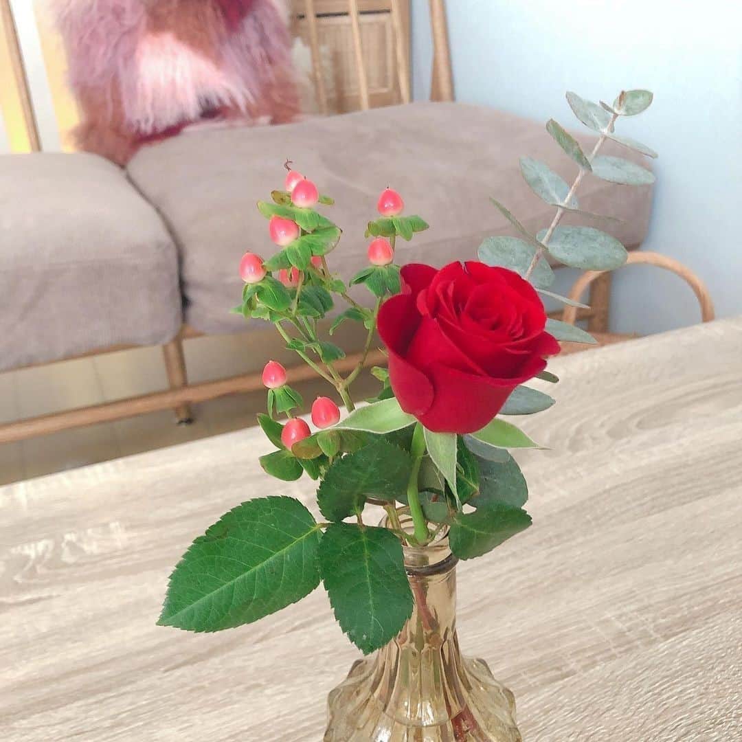 Bloomee LIFEさんのインスタグラム写真 - (Bloomee LIFEInstagram)「暮らしに潤いを与えてくれるお花を飾って⠀ 心豊かなお部屋作りをしてみませんか🌺？⠀ ⠀ ベージュ仕様のお部屋に⠀ 真っ赤な"バラ"がアクセントになった素敵な空間🌹✨⠀ ⠀ "バラ"は一輪でも華やかで⠀ ちょっぴり贅沢な気持ちになれますね◎⠀ ⠀ @knn.room さんのお写真⠀ ⠀ #bloomeelife#ブルーミーライフ#お花の定期便#プチブーケ#サブスク#花のある生活#花好きな人と繋がりたい#おうち時間#花部#花写真#花が好き#花を飾る#暮らしを楽しむ#日々の暮らし#丁寧な暮らし#日々#お花のある暮らし#素敵な休日#暮らしを整える#くらしのきほん#日々の暮らしを楽しむ#丁寧に暮らす#おうち時間#インテリアフラワー#ナチュラルインテリア#豊かな暮らし」1月14日 11時00分 - bloomee