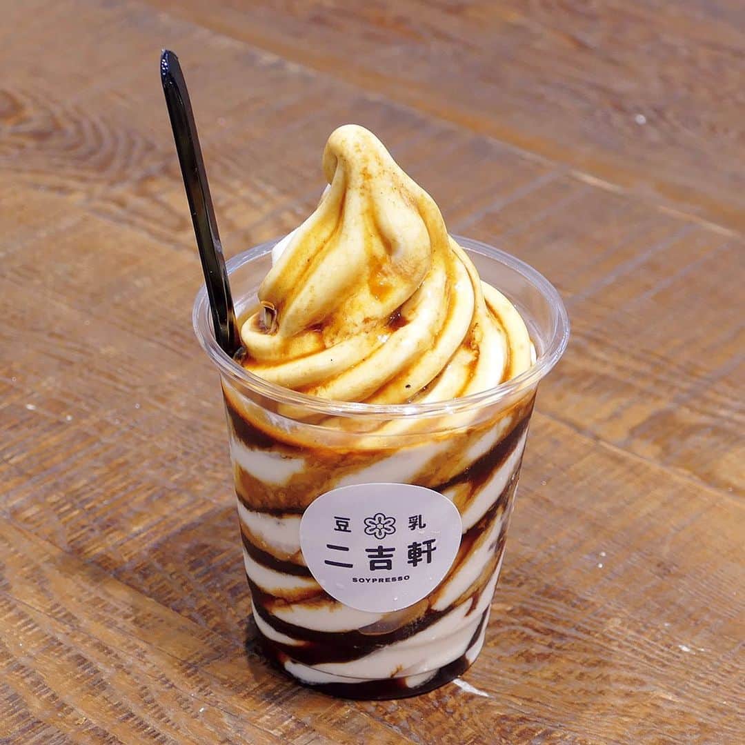 &Premium [&Premium] magazine.さんのインスタグラム写真 - (&Premium [&Premium] magazine.Instagram)「片倉真理さん（@marikatakura）の連載「台湾スイーツ食べ比べ」、今回は創作アフォガート。 『咖啡弄』では、ふわふわの綿菓子にエスプレッソをかけた一皿を。『二吉軒豆乳』の豆乳ソフトは、コーヒーとの相性がばっちり。最新号「おいしいコーヒーライフ」発売中です。 #andpremium #アンドプレミアム #おいしいコーヒーライフ  #lifewithgoodcoffee #台北 #taipei #台灣 #咖啡弄 #二吉軒豆乳  #棉花糖冰淇淋 #豆乳ソフト #アフォガート」1月14日 11時01分 - and_premium