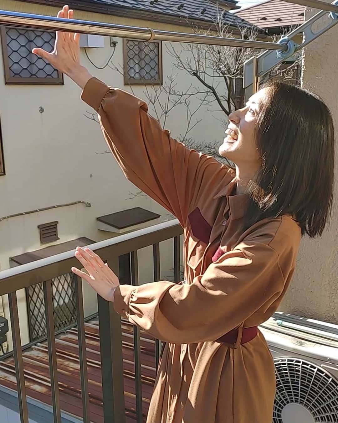 濱田准さんのインスタグラム写真 - (濱田准Instagram)「青空と共に太陽と遊ぶ。  ベランダにて。」1月14日 11時01分 - hamada_jun