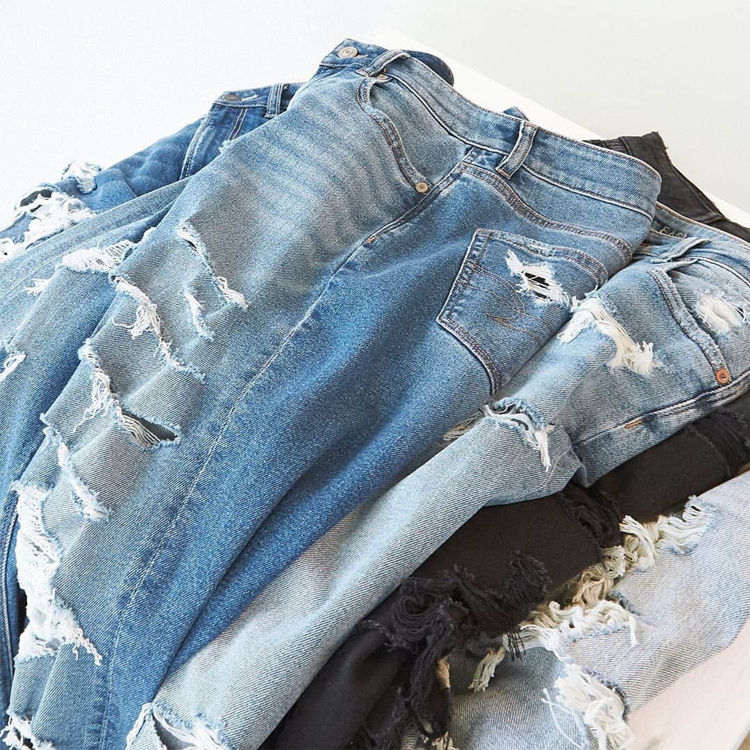 American Eagleのインスタグラム：「Mom Jeans you can feel good in – and feel good about. Our 𝚁𝚎𝚊𝚕 𝙶𝚘𝚘𝚍 🌱🌎 jeans  are made with higher factory standards and less water waste ♻️ Learn more on our blog!」