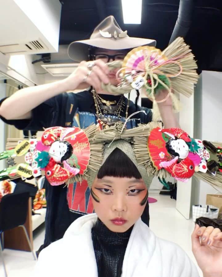 今泉亮爾のインスタグラム：「#happynewyear#ove  Creating look with traditional Japanese newyear goods !!^_^part2 ⛩🦑🎍🌾🎎🎏🦑🎍🌾🎎🎏⛩ #hair @ryojiimaizumi  #make @chifumi325  #style @koseidmatsuda  #photo @hi_ro2  #model @mioko_thanzuiyue」