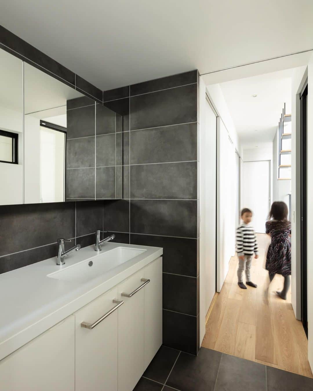 Horibe Associates co., ltd. のインスタグラム：「・ House in Higashisumiyoshi  more⇨@horibeassociates  線路高架を望むことができる駅からほど近い住宅密集地に位置する敷地  プライバシーの保たれた屋外テラスと 3層吹抜けのリビング空間が家族を繋ぐ 木造３階建て中庭型住居  #耐震等級3 #長期優良住宅  photo @yoheisasakura  ・ #architecture#architect#architecturephoto#architecturephotografy #architettura#Kiếntrúc#arquitectura#Architektur#Arkitekture#architexture #マイホーム記録#マイホームメモ#ガレージハウス」