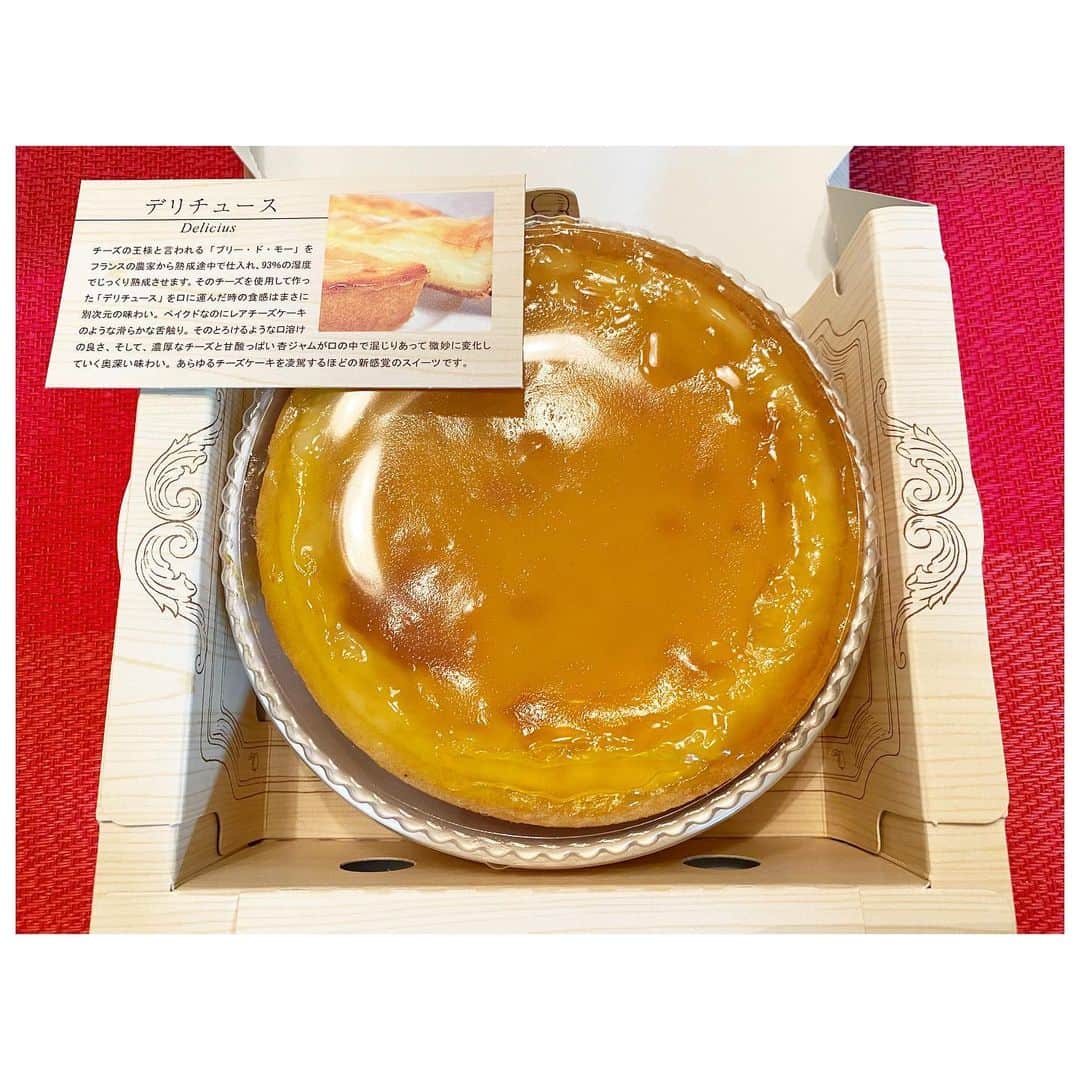 吉竹史さんのインスタグラム写真 - (吉竹史Instagram)「はい！でました！ タッタラーン！♪♪♪  デリチュースのチーズケーキ🙌🙌  一昨日大阪に仕事で行ったので、やっぱこれでしょ！と、購入。  私が知る限り、関西で一番美味しいチーズケーキだと思っています←他のチーズケーキ屋さんごめんなさい。ﾍﾟｺ  チーズの王様、ブリードモーで作られた、チーズの味がしっかりちゃんとするチーズケーキ。杏のジャムがまた絶妙〜🤤  箕面まで買いに行くの大変だったけど、新大阪の新幹線のお土産売り場で買えるのはかなりかなりかなり有り難い✨  大阪土産は、たこ焼きだけじゃないんですよ、みなさん🤫 甘いものなら、デリチュースのチーズケーキ、めちゃめちゃオススメ🤭  久しぶりに食べたけど、やっぱり美味しい🙌✨⤴︎  #デリチュース　#大阪土産　#大阪スイーツ　#チーズケーキ　#ブリードモー」1月14日 11時05分 - fumi_yoshitake
