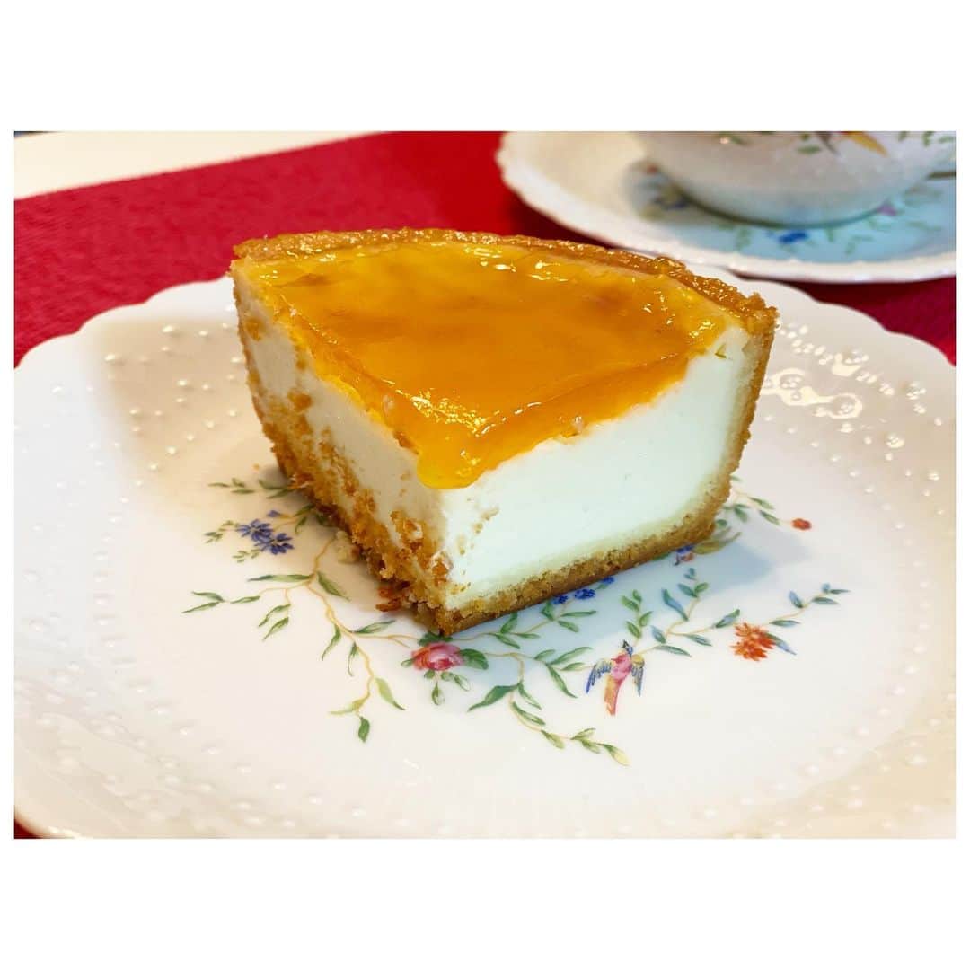 吉竹史さんのインスタグラム写真 - (吉竹史Instagram)「はい！でました！ タッタラーン！♪♪♪  デリチュースのチーズケーキ🙌🙌  一昨日大阪に仕事で行ったので、やっぱこれでしょ！と、購入。  私が知る限り、関西で一番美味しいチーズケーキだと思っています←他のチーズケーキ屋さんごめんなさい。ﾍﾟｺ  チーズの王様、ブリードモーで作られた、チーズの味がしっかりちゃんとするチーズケーキ。杏のジャムがまた絶妙〜🤤  箕面まで買いに行くの大変だったけど、新大阪の新幹線のお土産売り場で買えるのはかなりかなりかなり有り難い✨  大阪土産は、たこ焼きだけじゃないんですよ、みなさん🤫 甘いものなら、デリチュースのチーズケーキ、めちゃめちゃオススメ🤭  久しぶりに食べたけど、やっぱり美味しい🙌✨⤴︎  #デリチュース　#大阪土産　#大阪スイーツ　#チーズケーキ　#ブリードモー」1月14日 11時05分 - fumi_yoshitake