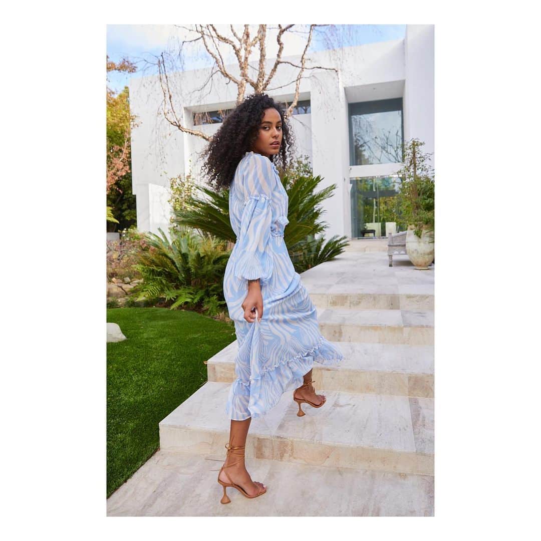 ティーバッグスのインスタグラム：「Follow me ✨ Effortless and always chic in our classic Amata dress. #MISAworld」