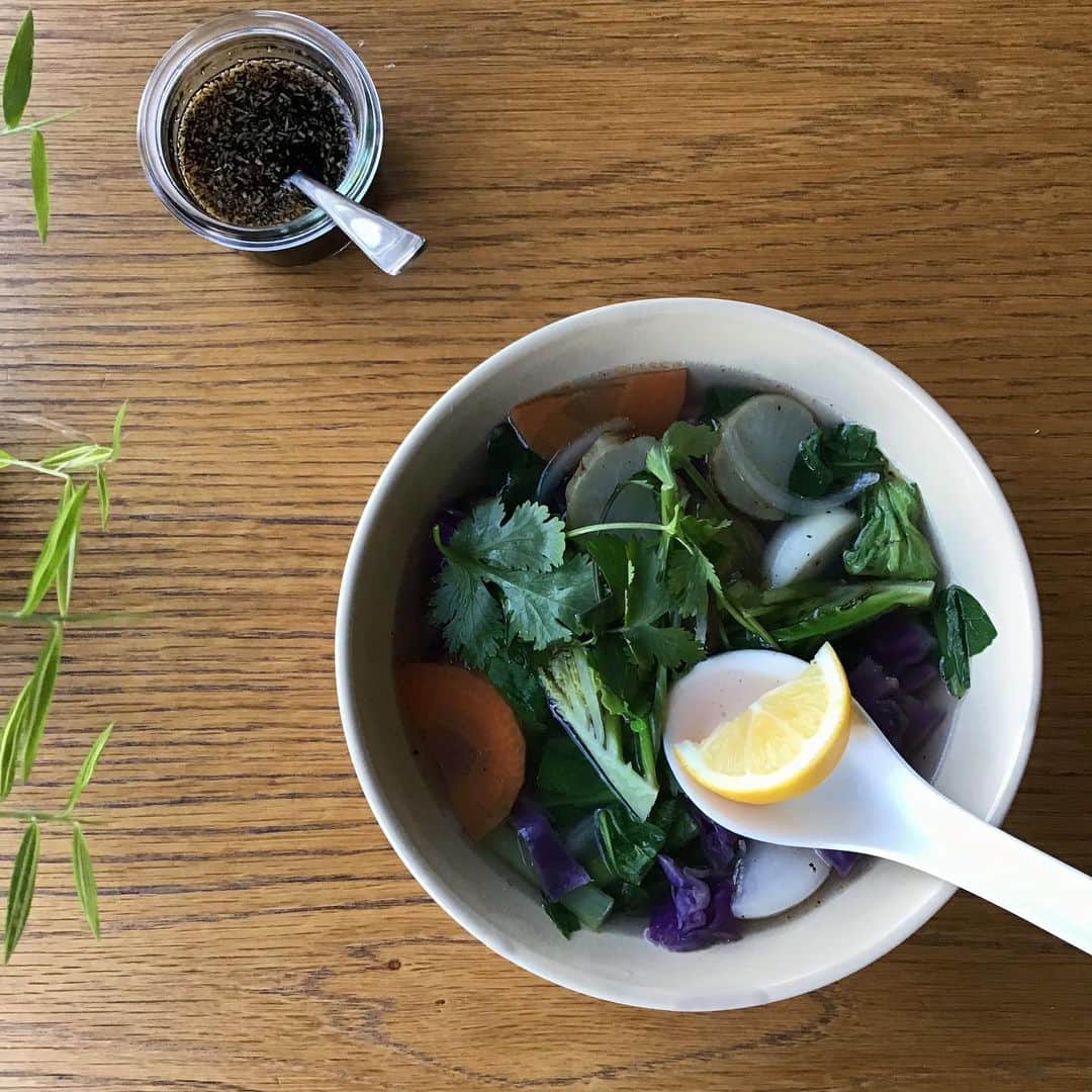 Pho 321 Noodle barのインスタグラム：「皆さま　お早うございます。 ただ今の千駄ヶ谷の交差点は　11.3℃ 南南西の風　2m/s 、暖かく過ごしやすい1日になりそうです🌞  本日のお野菜は　岐阜ファームレガーロ　伊藤さんの畑からの有機野菜便🥬を中心に　菊芋　小松菜　プチヴェール　人参　カブ　薩摩芋の6種、碗に添える柑橘は　淡路島平岡農園さんのマイヤー檸檬/アレン・ユーレカ檸檬の2種です。  おすすめのseasonigは　45epices有元くるみさん監修レシピのオリジナルココナッツ醤油🥥、 comのお惣菜は　⚫アスパラ菜のオリジナルチョップドドレッシング　⚫菊芋のソテー ピーナッツソース　⚫胡瓜ディル　⚫紅白なますです。  店内で、to go boxで、delivery serviceでどうぞ。  本日も11:30AM opening 5:30PM last call 6PM closing、同時間でchompy,uber eatsふたつのdelivery serviceも稼働致します。  ご無理なく安全第一で。 皆さまにとって　善き1日になりますように。  today’s recommend:pho/bun lovely veggie,3rd noodle,com chicken,coriander salada,summer roll for sharing and homemade coconut pudding w/houjicha syrup   today’s opening 📻’come home’’/anderson home radio  #chompy #ubereats #デリバリー #pho #pho321 #千駄ヶ谷ランチ　#北参道ランチ #togo #千駄ヶ谷お弁当 #coconutsoysauce #andersonpaak」