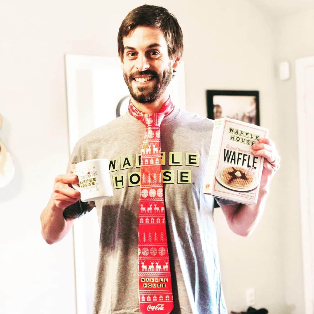 デリック・ディラードさんのインスタグラム写真 - (デリック・ディラードInstagram)「Can you say “breakfast for dinner, in-home date night?!” Thank you @wafflehouseofficial for the awesome swag! #newfavoritetie」1月14日 11時13分 - derickdillard