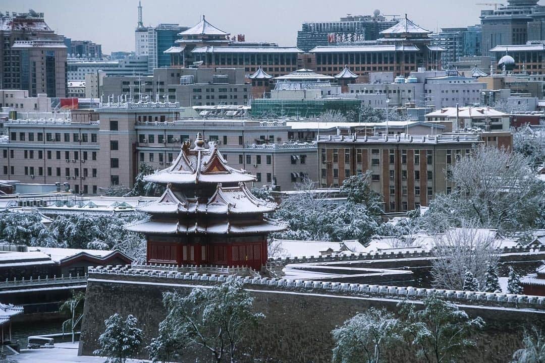 Michael Yamashitaさんのインスタグラム写真 - (Michael YamashitaInstagram)「Palace in winter: A fresh coating of snow blankets the Forbidden City, the former Imperial Palace. Though it rarely snows in Beijing, China will be hosting the 2022 Winter Olympics just a few hours north of here. #ForbiddenCity #Beijing #wintertime #snowfall」1月14日 11時24分 - yamashitaphoto