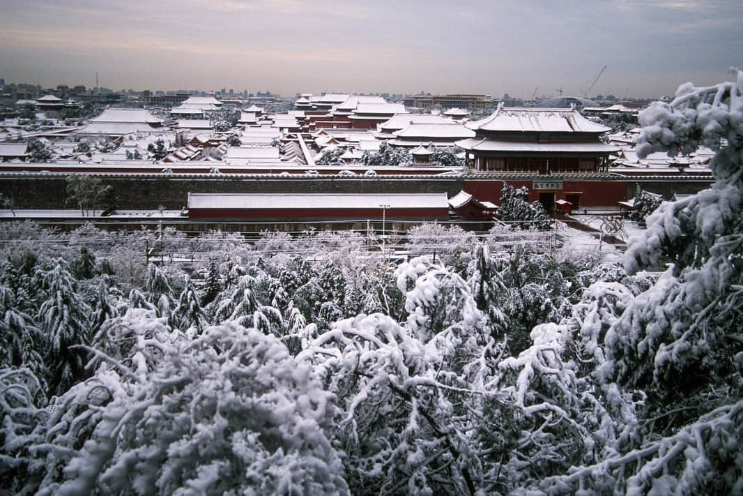 Michael Yamashitaさんのインスタグラム写真 - (Michael YamashitaInstagram)「Palace in winter: A fresh coating of snow blankets the Forbidden City, the former Imperial Palace. Though it rarely snows in Beijing, China will be hosting the 2022 Winter Olympics just a few hours north of here. #ForbiddenCity #Beijing #wintertime #snowfall」1月14日 11時24分 - yamashitaphoto