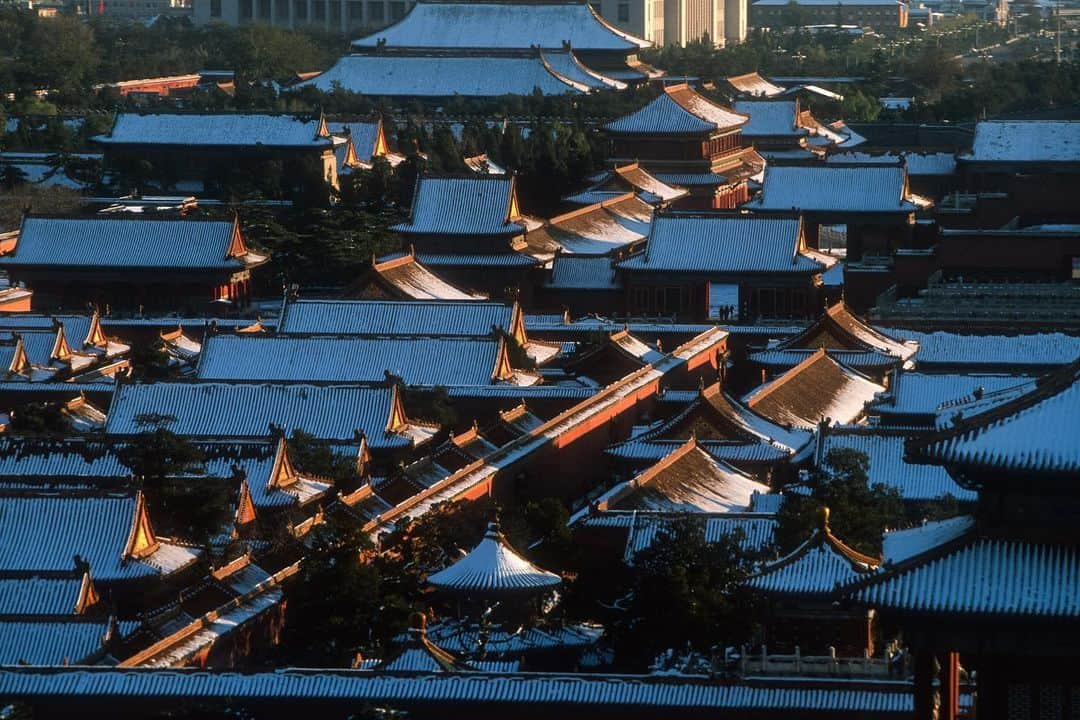 Michael Yamashitaさんのインスタグラム写真 - (Michael YamashitaInstagram)「Palace in winter: A fresh coating of snow blankets the Forbidden City, the former Imperial Palace. Though it rarely snows in Beijing, China will be hosting the 2022 Winter Olympics just a few hours north of here. #ForbiddenCity #Beijing #wintertime #snowfall」1月14日 11時24分 - yamashitaphoto