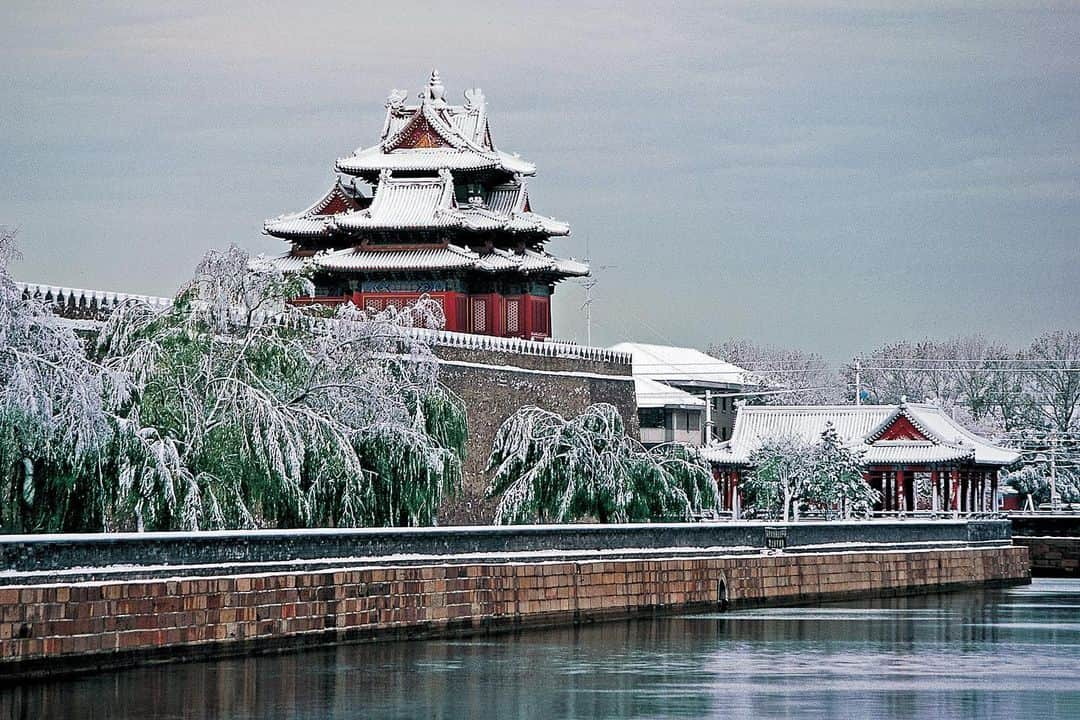 Michael Yamashitaさんのインスタグラム写真 - (Michael YamashitaInstagram)「Palace in winter: A fresh coating of snow blankets the Forbidden City, the former Imperial Palace. Though it rarely snows in Beijing, China will be hosting the 2022 Winter Olympics just a few hours north of here. #ForbiddenCity #Beijing #wintertime #snowfall」1月14日 11時24分 - yamashitaphoto