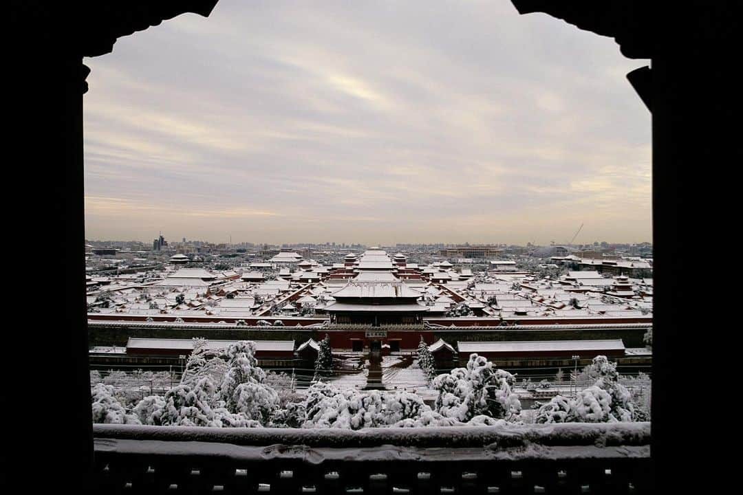 Michael Yamashitaさんのインスタグラム写真 - (Michael YamashitaInstagram)「Palace in winter: A fresh coating of snow blankets the Forbidden City, the former Imperial Palace. Though it rarely snows in Beijing, China will be hosting the 2022 Winter Olympics just a few hours north of here. #ForbiddenCity #Beijing #wintertime #snowfall」1月14日 11時24分 - yamashitaphoto