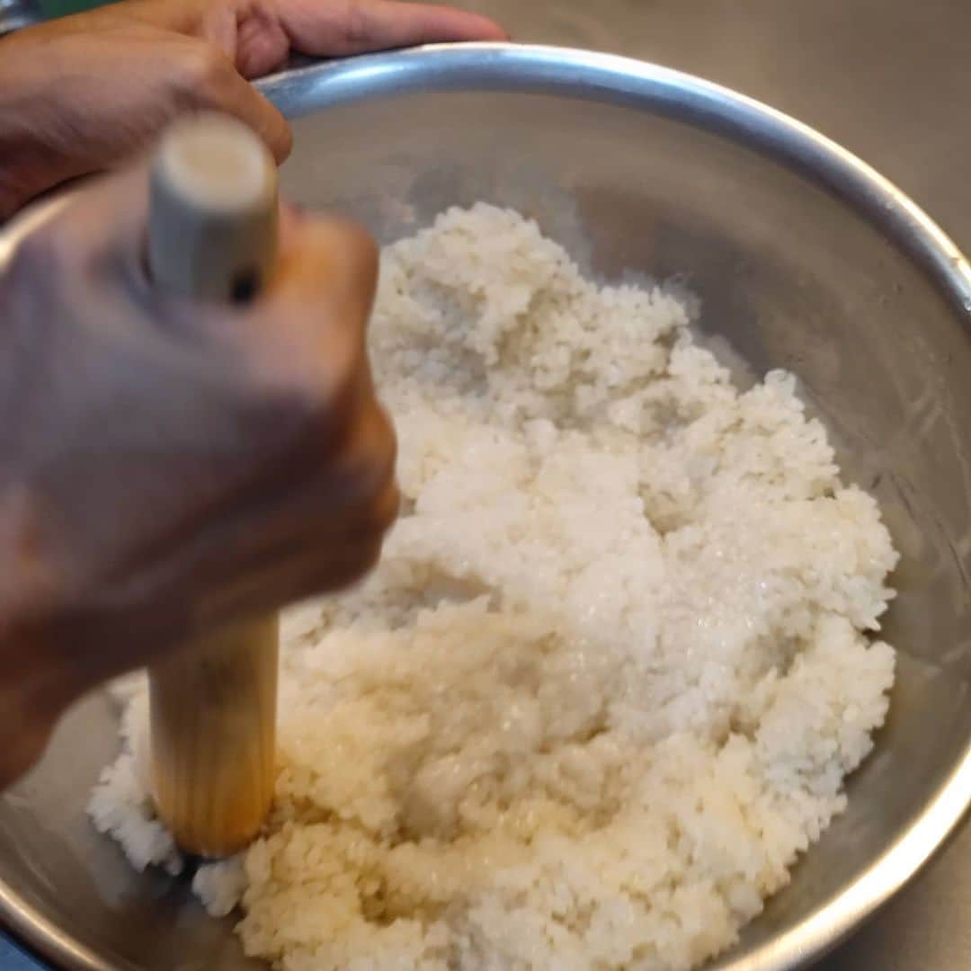 有坂翔太さんのインスタグラム写真 - (有坂翔太Instagram)「Speaking of which, I made mochi by hand for New Year's. I didn't know that mochi rice needs to be soaked in water for a day! Considering the hassle, I might as well buy mochi.そういえば正月は餅を手作りしてみた。餅米って１日水につけないとダメなの知らなかった！手間を考えると餅は買った方が良いかも。」1月14日 11時19分 - shotaarisaka