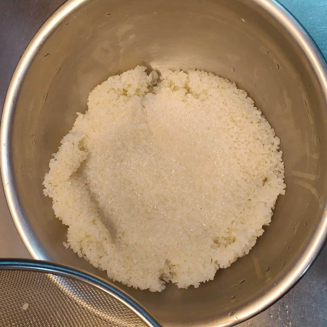 有坂翔太さんのインスタグラム写真 - (有坂翔太Instagram)「Speaking of which, I made mochi by hand for New Year's. I didn't know that mochi rice needs to be soaked in water for a day! Considering the hassle, I might as well buy mochi.そういえば正月は餅を手作りしてみた。餅米って１日水につけないとダメなの知らなかった！手間を考えると餅は買った方が良いかも。」1月14日 11時19分 - shotaarisaka