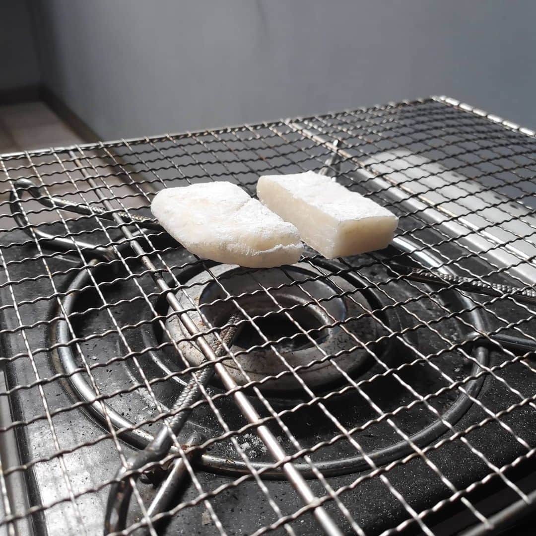 有坂翔太のインスタグラム：「Speaking of which, I made mochi by hand for New Year's. I didn't know that mochi rice needs to be soaked in water for a day! Considering the hassle, I might as well buy mochi.そういえば正月は餅を手作りしてみた。餅米って１日水につけないとダメなの知らなかった！手間を考えると餅は買った方が良いかも。」
