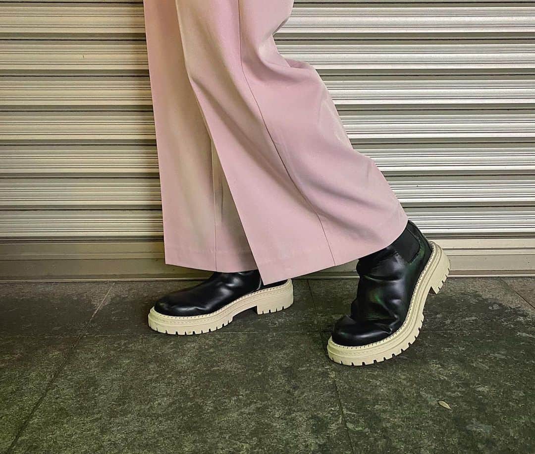 YUUGAのインスタグラム：「. . おきにいりのくつ︎︎☺︎ . . moussyの靴って、ほんとに、万能で長持ちする！ いろんなファッション楽しめるし何にでも合うし最強💪 . . . 靴ってやっぱりテンション上がるよね♡ 靴大好きなんです❤ . . #足元倶楽部 #shoes #boots #photo #pic #insta #instalike #instagram #instagood #instadaily #instafashion #instamood #fashion #fashiongram #l4l #followme」