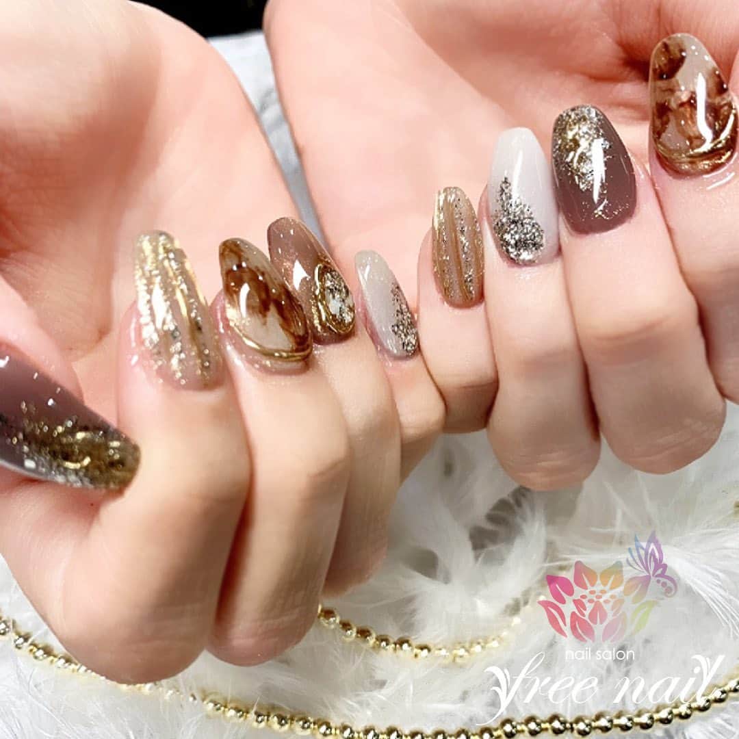 free nail フリーネイルのインスタグラム：「. お客様ネイル💅🏻⛄️❄️ . 大人スクエアロング🪐✨ . 素敵なカラー👩🏻‍🎨🎨 . ご来店ありがとうございました🙇🏻‍♀️🙇🏻‍♀️🙇🏻‍♀️💗 . #ネイルアート #ジェルネイル #ネイルサロン #大阪ネイルサロン #ネイルデザイン #ネイルチェンジ #マーブルネイル #メタリックネイル #キラキラネイル #ニュアンスネイル #ブラウンネイル #ベージュネイル #デザインネイル #トレンドネイル #シンプルネイル #きれいめネイル #ロングネイル #冬ネイル #winternails #nailsart #nailsdid #美甲 #日式美甲 #日式美甲胶 #日本美甲师 #日本美甲老师 #美甲上课 #日本胶 #フリーネイル #freenail」