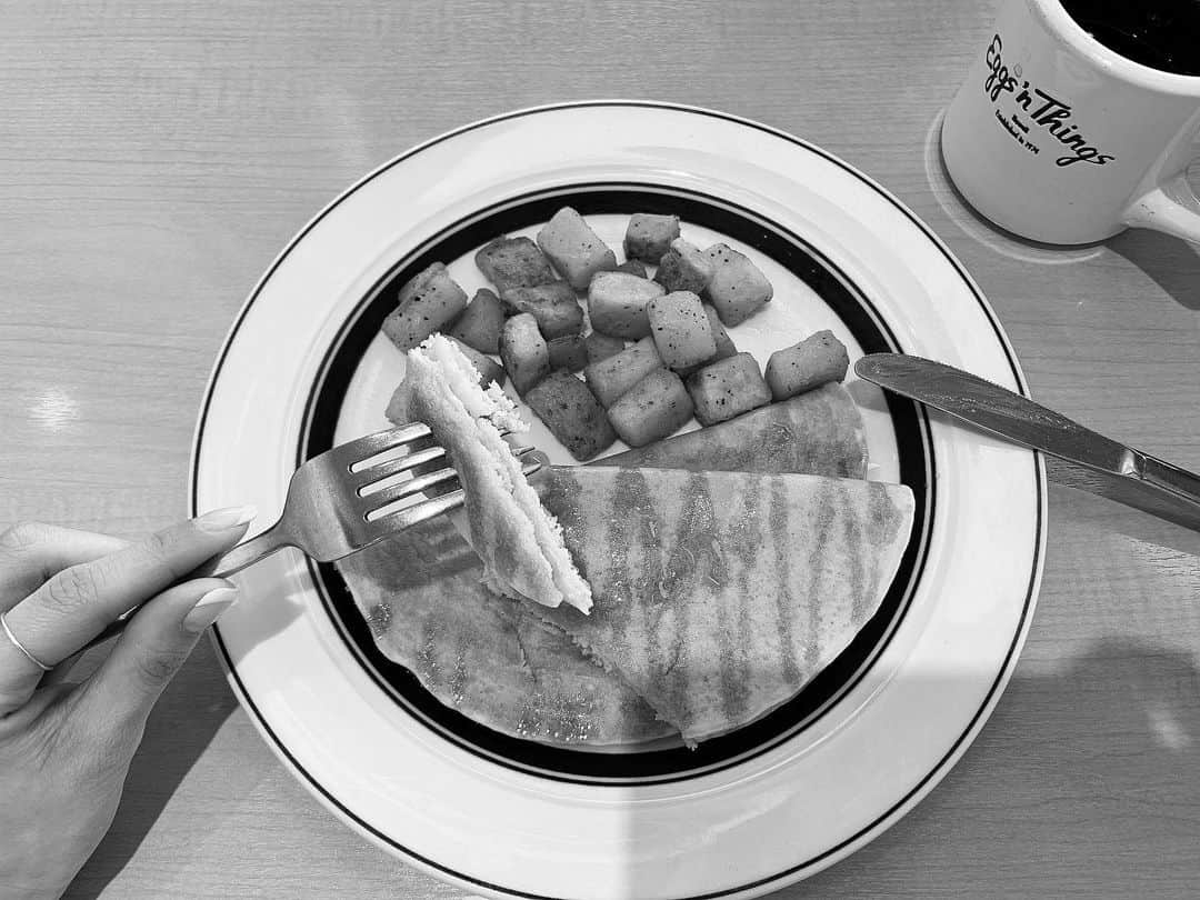 柳めぐみのインスタグラム：「. . Good morning☀︎ Yummy breakfast🤤 . #おはよう #goodmorning #morning #mybreakfast #coffee #pancakes」