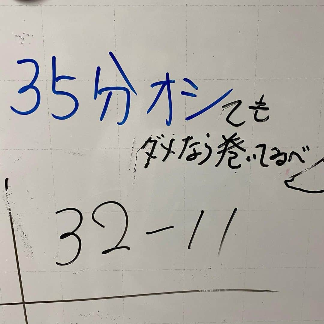 浜野謙太さんのインスタグラム写真 - (浜野謙太Instagram)「モネの撮影スタジオホワイトボードの押し巻き情報がかわいい。  最後とかもう意味不明に鼓舞  #おかえりモネ #朝ドラ」1月14日 11時28分 - hamaken0805