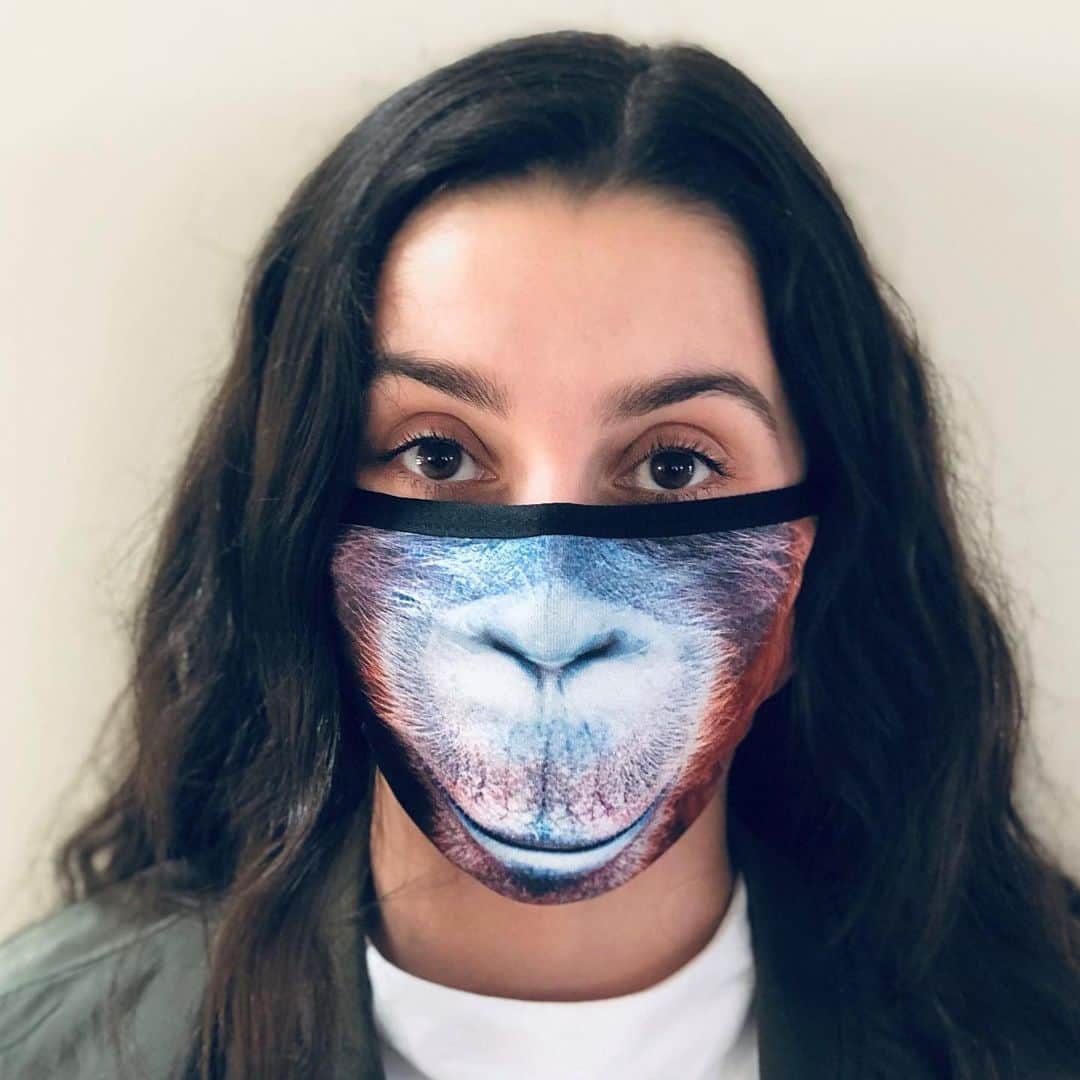 OFI Australiaさんのインスタグラム写真 - (OFI AustraliaInstagram)「Order your orangutan reusable, washable cloth face mask … available in our website shop! 😷 Protect yourself and others while helping to save orangutans by supporting our crucial work! Our 3-ply reversible cloth face mask has an orangutan design on one side and is plain black on the other. The mask cost of $10 each includes postage WITHIN AUSTRALIA ONLY.  For more info or to place an order within Australia go the Shop on our website. The link is in our bio. #facemask #orangutanmerchandise #covidsafe #covid_19  ____________________________________ PLEASE NOTE – If you are OVERSEAS (not in Australia) and would like to purchase our face mask/s please email info@ofiaustralia.com with your address and the number of masks you would like to purchase and we will advise you of the international postage cost BEFORE you place your order.  ______________________________ 🦧 OFIA President: Kobe Steele kobe@ofiaustralia.com  OFIA Patron: Dr Birute Galdikas @drbirute @orangutanfoundationintl @orangutan.canada www.orangutanfoundation.org.au 🦧 🧡 🦧」1月14日 11時29分 - ofi_australia