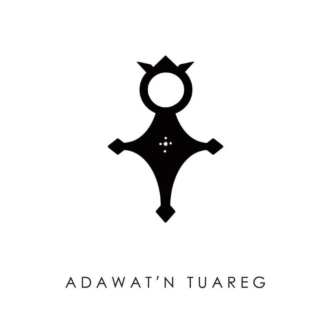 ARKnetsさんのインスタグラム写真 - (ARKnetsInstagram)「《 Adawat’n Tuareg 》﻿ 2021 SPRING & SUMMER﻿ ﻿ Adawat’n Tuareg 21SS ご予約受付中。﻿ アフリカの伝統工芸である、トゥアレグ族のシルバーアクセサリーをご紹介。﻿ 表面の文様は1刀1刀が手彫りで丁寧に彫られており、それぞれに意味があり事物・物﻿語・寓意(ぐうい)などを象徴しています。﻿ ﻿ https://www.arknets.co.jp/brand/B1461/﻿ ﻿ ■BRAND／Adawat’n Tuareg（アダワットゥン トゥアレグ）﻿ アフリカはサハラ砂漠で暮らすトゥアレグ族。﻿ インディゴ染めの青いターバンで男性が顔や身を隠すため、「青衣の民」と呼ばれ、﻿女系社会としても有名な砂漠の遊牧民。﻿ 彼らの作る銀製品は代々受け継がれる伝統工芸の一つアフリカにおいて初めて銀細工﻿を始めた民族との説もあり、ヨーロッパではインディアンジュエリーと双璧をなすネ﻿イティブジュエリーとしても認知されている。﻿ 一刀一刀手彫りで丁寧に彫られる模様は、魔よけなどの意味が込められており、古代﻿の神話や民話の影響が色濃く残っている。シャープでありながら丸みがある独特のデ﻿ザインで男女問わず楽しめるシルバーコレクション。﻿ ﻿ 【取り扱い店舗 】﻿ @wiseark﻿ ﻿ ■商品や通信販売に関しまして、﻿ ご不明な点がございましたらお気軽にお問い合わせください。﻿ -----------------------------------﻿ 【お問い合わせ】﻿ ARKnetsコールセンター﻿ TEL：028-634-1212 ( 営業時間 12:00～19:00 )﻿ ※店舗へ繋がりにくい場合には、こちらまでお問合せ下さい。﻿ -------------------------------------﻿ #arknets #wiseark #群馬 #高崎 #adawat_n_tuareg #トゥアレグ #シルバーアクセサ﻿リー #リング #バングル #アクセサリー #ファッション #メンズファッション #コー﻿デ #styling #銀細工 #伝統工芸 #21ss #21春夏」1月14日 11時29分 - arknets_official