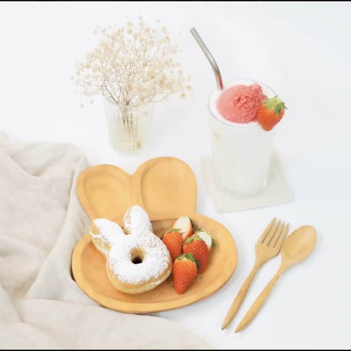Song Sweet Songのインスタグラム：「2021.01.14 ❤︎ Homemade Bunny Donut~🐰🍩🍓 ช่วง Work from home แบบนี้ ไอเดียขนมและของกินจะผุดขึ้นมาในหัวแบบไม่เปิดโอกาสให้ตัวเองได้ผอมเลย🥲 วันนี้เลยพาน้องโดนัทกระต่าย มาเป็นไอเดีย Cafe at home สำหรับทุกคนๆกันค้าบบ~💕✨  🍪workshop & online class : @sweetenupcafe 🍪made-to-order : @songsweetsong_icingcookies 🎞Youtube: www.youtube.com/c/songsweetsong ☁️Line : @songsweetsong ❤️Blog: songsweetsong.com ． ． ． #songsweetsong #モーニング #whati8today #おうちカフェ #냠스타그램 #먹스타그램 #맛스타그램  #インスタ映え #ドーナツ　#デザート #homemade #cutefood #インスタフード #インスタ映えスイーツ #cafehopping #cafeathome #bakerylife #bakerylove #フード #フードムード #songsweetsong_donut #strawberrymilk #cafeathome #delistagrammer」