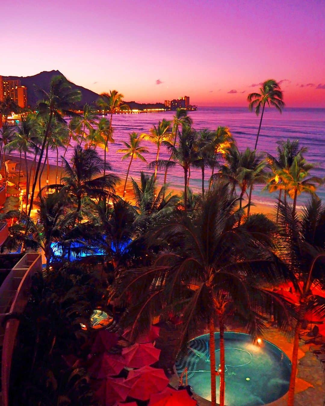 shihoさんのインスタグラム写真 - (shihoInstagram)「💜💗☀️💗💜 ・ Hawaiiのサンセットも大すきだけど、 素敵な1日の始まりのサンライズも大すき♡ ・ 静かな景色の中、 少しずつ辺りが明るくなり始め、 太陽が昇ると同時に 照らし出されるHawaiiの美しい景色に わくわくが止まらなくなる！ この感覚がすきで 夜までたっぷり遊んでも朝は早起きするの🥺 Hawaiiでは体力も無限大。笑 ・ #hawaii#islandofoahu#oahu#ハワイ#trip #オアフ島#travel#loco_hawaii#travel_jp #funtorip#タビジョ#旅MUSE#genic_travel #genic_mag#たびねす#旅行#genic_hawaii #royalhawaiian#royalhawaiianhotel#hotel #honolulu#ワイキキ#waikiki#oahuhawaii #tabijyomap_hawaii#lealeahawaii#2021」1月14日 11時40分 - shiho.ga8